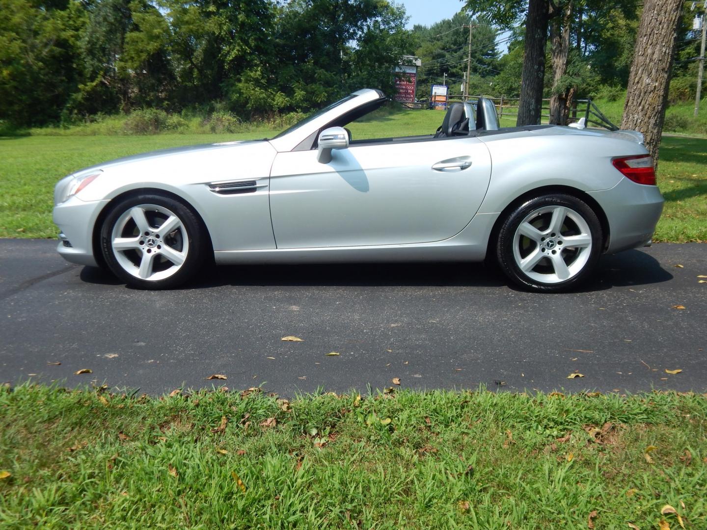 2013 Silver /Black Mercedes-Benz SLK SLK250 (WDDPK4HA5DF) with an 1.8L L4 engine, Automatic transmission, located at 6528 Lower York Road, New Hope, PA, 18938, (215) 862-9555, 40.358707, -74.977882 - Here we have a very nice running and driving SLK250 with 56k miles! This Mercedes Benz has a 1.8L inline 4 cylinder turbo engine putting power to the rear wheels via a smooth shifting automatic transmission. Options include: black leather, heat, AC, power seats with memory, AM/FM/BLUETOOTH/SAT radio- Photo#1