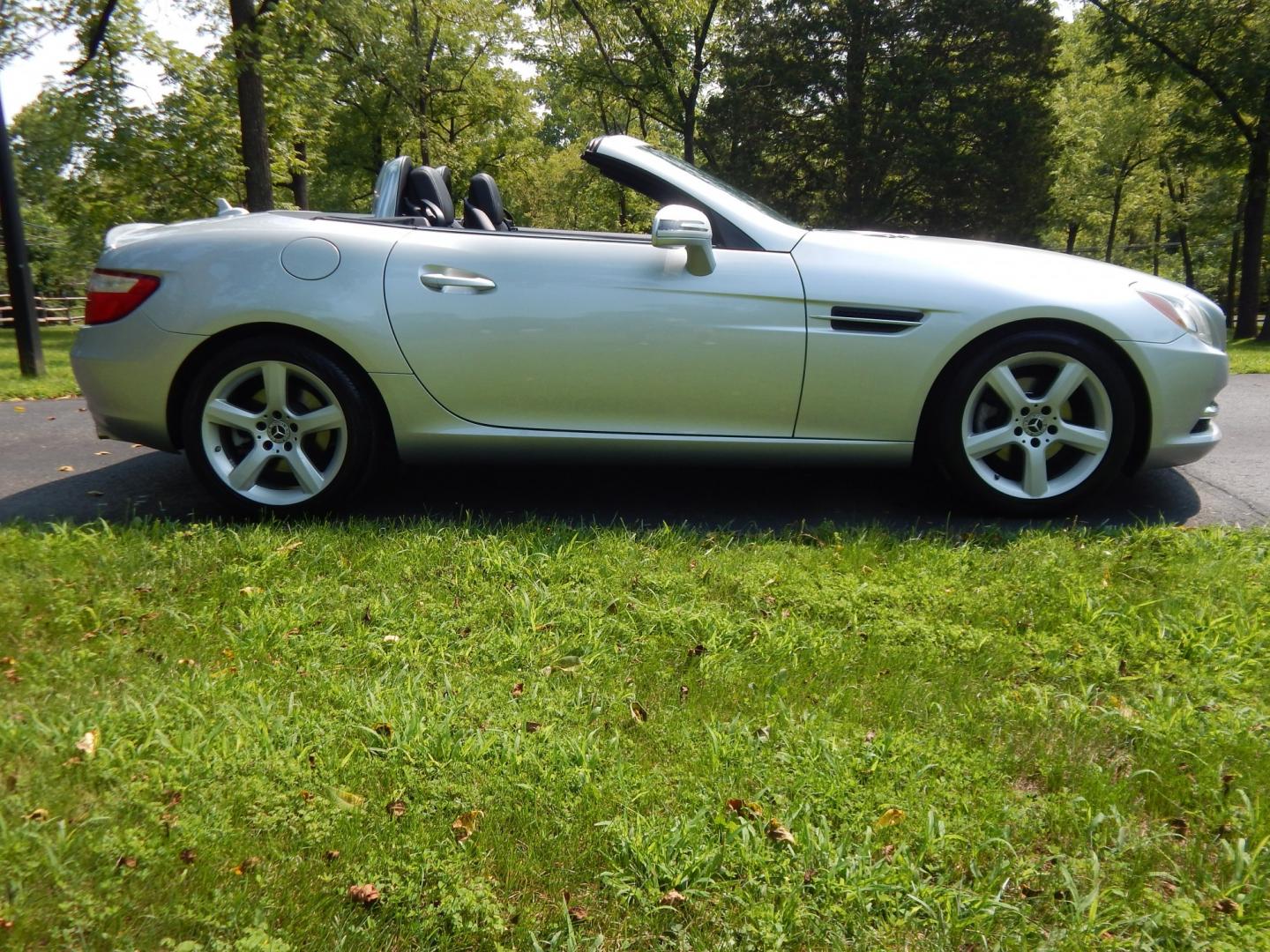 2013 Silver /Black Mercedes-Benz SLK SLK250 (WDDPK4HA5DF) with an 1.8L L4 engine, Automatic transmission, located at 6528 Lower York Road, New Hope, PA, 18938, (215) 862-9555, 40.358707, -74.977882 - Here we have a very nice running and driving SLK250 with 56k miles! This Mercedes Benz has a 1.8L inline 4 cylinder turbo engine putting power to the rear wheels via a smooth shifting automatic transmission. Options include: black leather, heat, AC, power seats with memory, AM/FM/BLUETOOTH/SAT radio- Photo#5