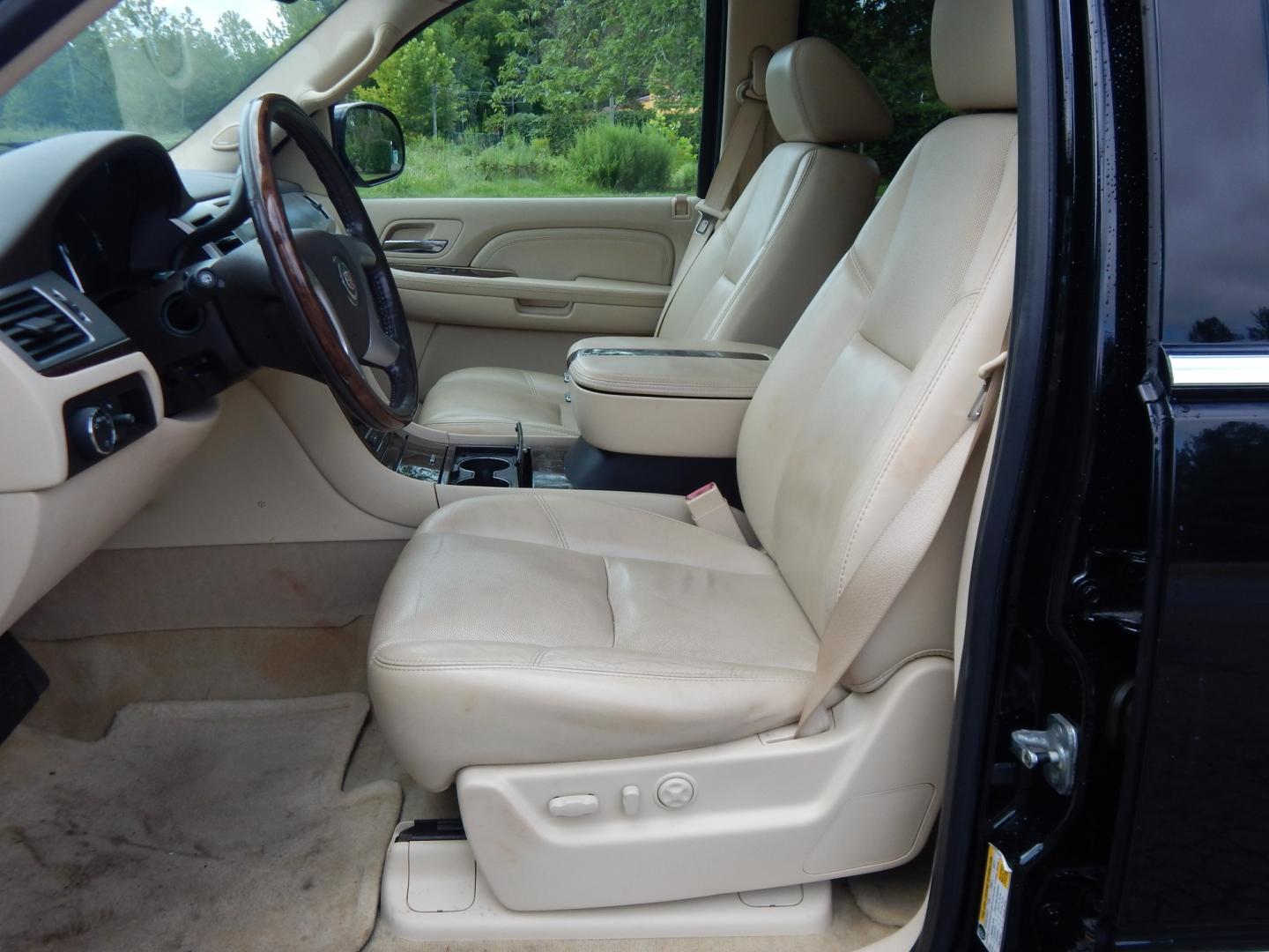 2007 Black /Beige Leather Cadillac Escalade ESV (1GYFK66817R) with an 6.2L V8 OHV 16V engine, 6A OD transmission, located at 6528 Lower York Road, New Hope, PA, 18938, (215) 862-9555, 40.358707, -74.977882- Photo#9