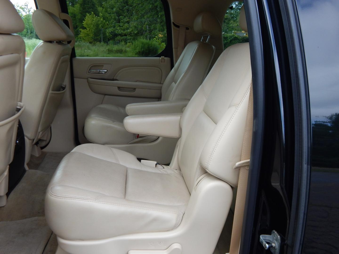 2007 Black /Beige Leather Cadillac Escalade ESV (1GYFK66817R) with an 6.2L V8 OHV 16V engine, 6A OD transmission, located at 6528 Lower York Road, New Hope, PA, 18938, (215) 862-9555, 40.358707, -74.977882- Photo#10