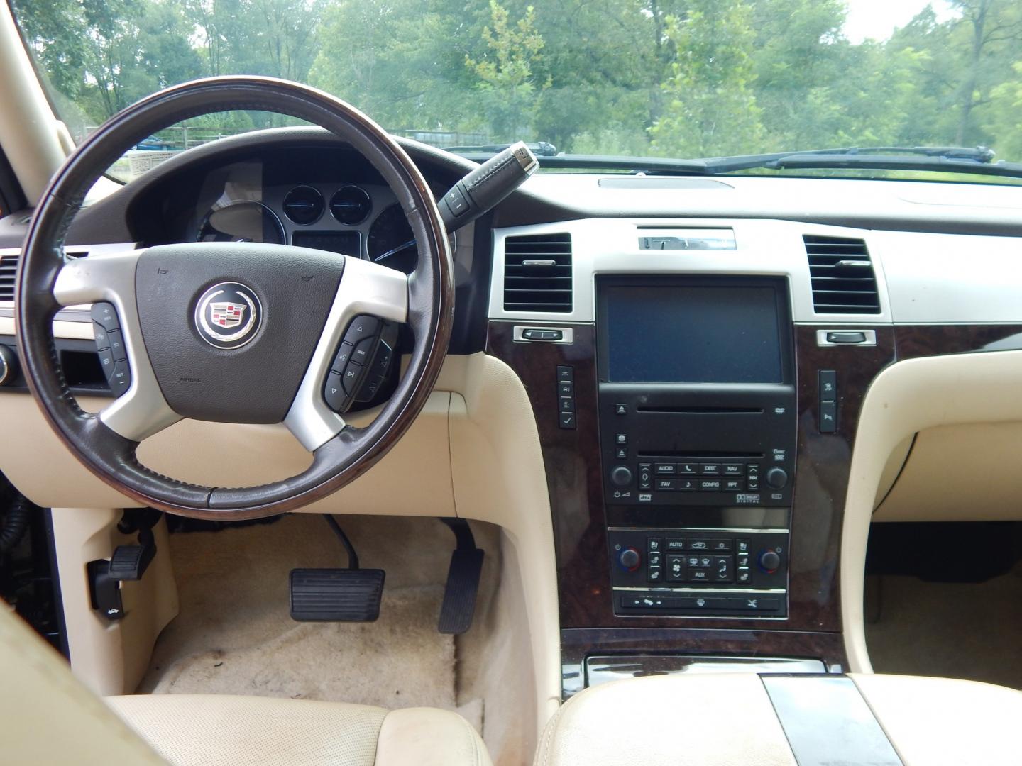 2007 Black /Beige Leather Cadillac Escalade ESV (1GYFK66817R) with an 6.2L V8 OHV 16V engine, 6A OD transmission, located at 6528 Lower York Road, New Hope, PA, 18938, (215) 862-9555, 40.358707, -74.977882- Photo#13