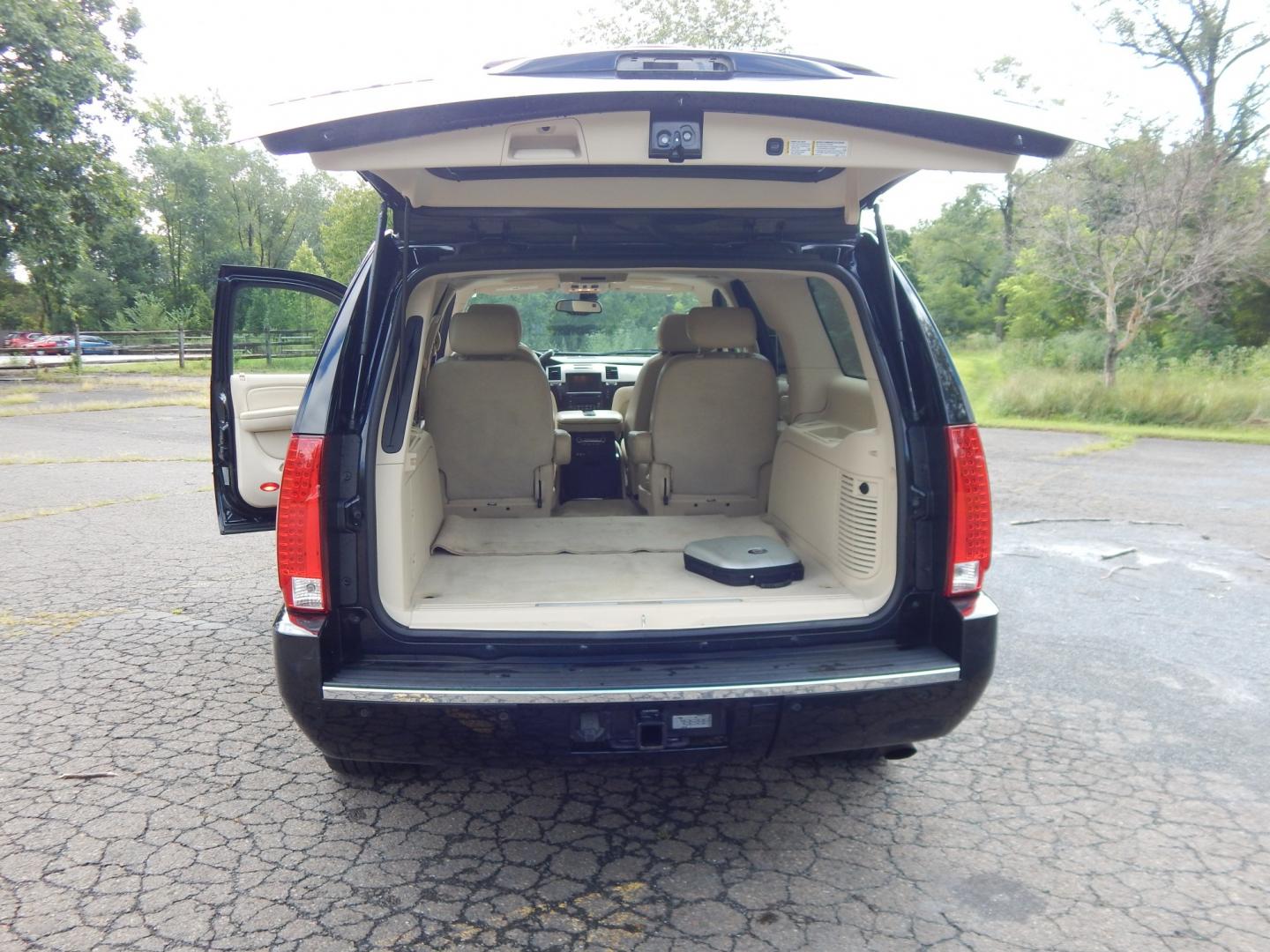 2007 Black /Beige Leather Cadillac Escalade ESV (1GYFK66817R) with an 6.2L V8 OHV 16V engine, 6A OD transmission, located at 6528 Lower York Road, New Hope, PA, 18938, (215) 862-9555, 40.358707, -74.977882- Photo#14