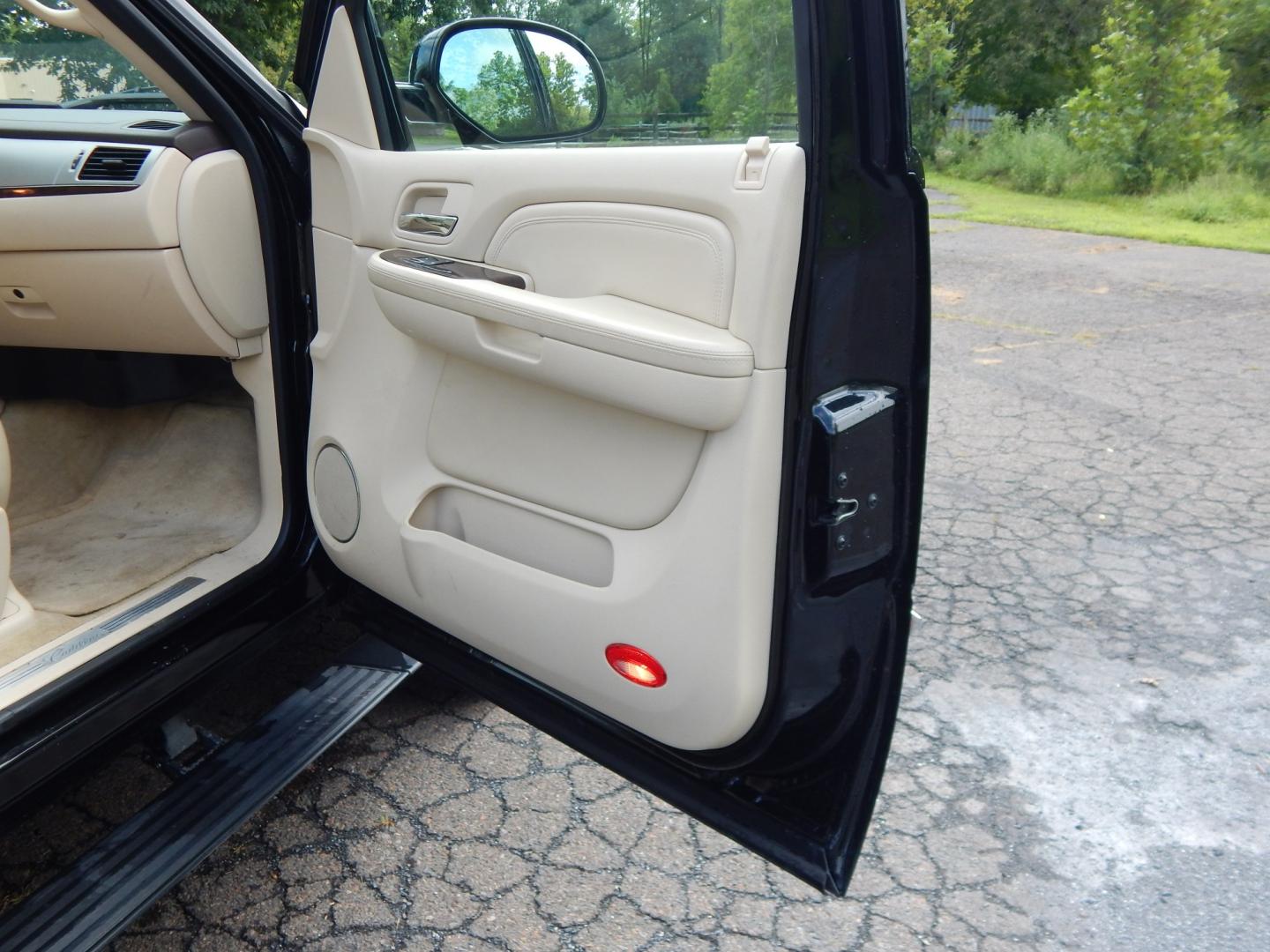 2007 Black /Beige Leather Cadillac Escalade ESV (1GYFK66817R) with an 6.2L V8 OHV 16V engine, 6A OD transmission, located at 6528 Lower York Road, New Hope, PA, 18938, (215) 862-9555, 40.358707, -74.977882- Photo#15