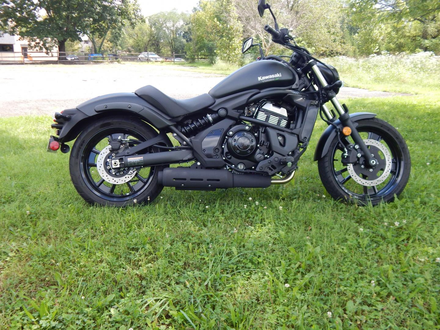 2023 Black /Black Kawasaki EN650 Vulcan S Vulcan S (JKAENEC1XPD) with an 649cc engine, Manual transmission, located at 6528 Lower York Road, New Hope, PA, 18938, (215) 862-9555, 40.358707, -74.977882 - Here we have a ONE OWNER, 560 original miles, Kawasaki Vulcan S. This bike has a 649cc liquid-cooled parallel-twin motor putting power to the rear tire via a manual transmission. This bike combines traditional cruiser comfort with responsive, ninja-derived performance. Starts right up and goes down- Photo#3