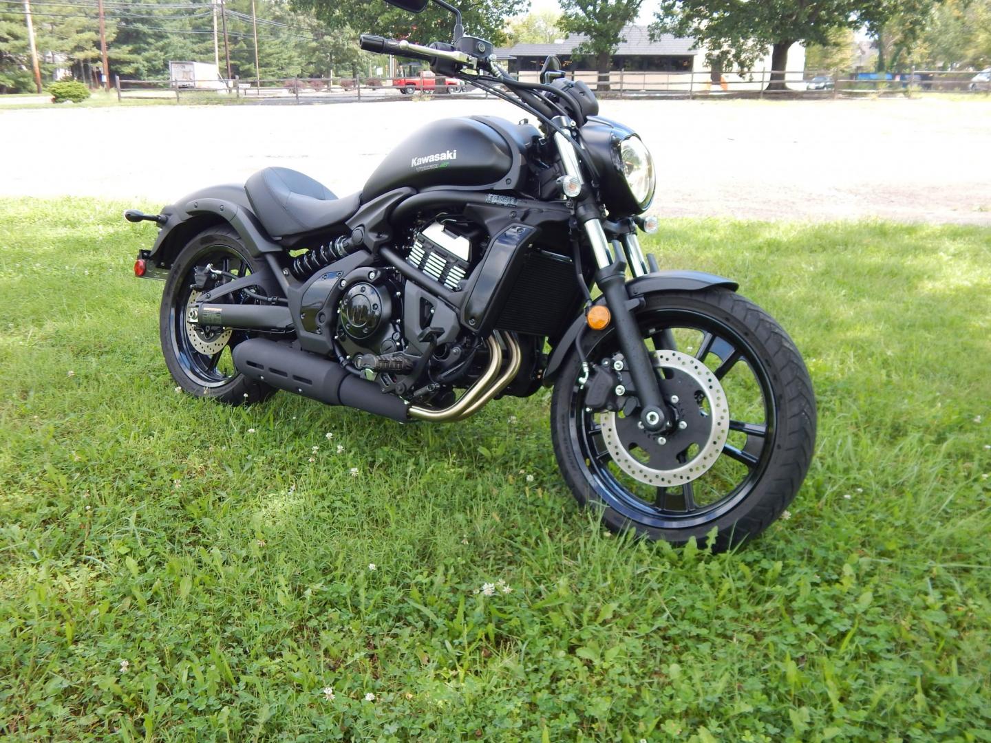 2023 Black /Black Kawasaki EN650 Vulcan S Vulcan S (JKAENEC1XPD) with an 649cc engine, Manual transmission, located at 6528 Lower York Road, New Hope, PA, 18938, (215) 862-9555, 40.358707, -74.977882 - Here we have a ONE OWNER, 560 original miles, Kawasaki Vulcan S. This bike has a 649cc liquid-cooled parallel-twin motor putting power to the rear tire via a manual transmission. This bike combines traditional cruiser comfort with responsive, ninja-derived performance. Starts right up and goes down- Photo#4