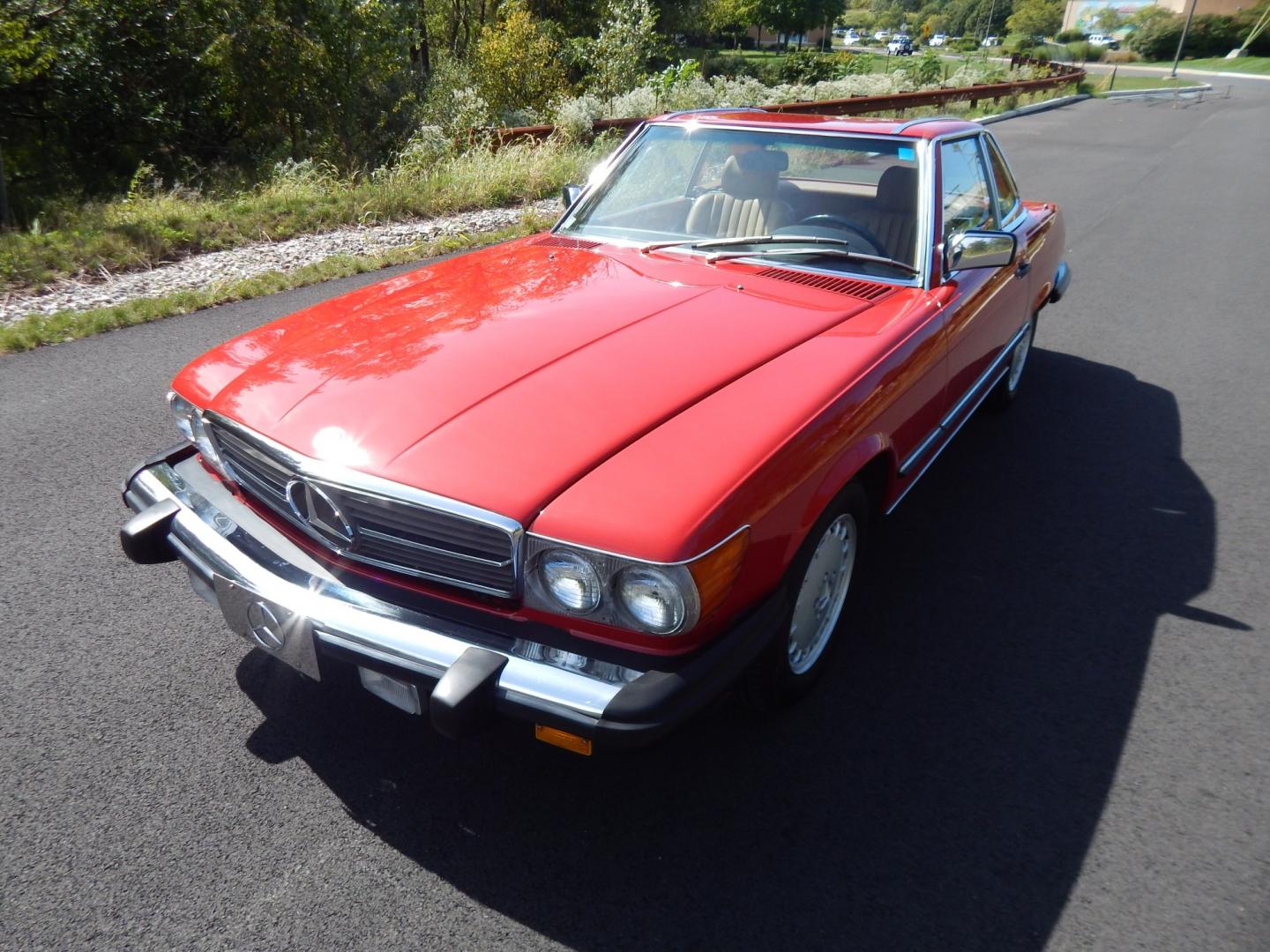 1989 Red /Tan Mercedes-Benz 560 SL convertible (WDBBA48DXKA) with an 5.6L V8 SOHC 16V engine, 4A transmission, located at 6528 Lower York Road, New Hope, PA, 18938, (215) 862-9555, 40.358707, -74.977882 - Here we have a beautiful, ONE OWNER, 1989 Mercedes 560SL. 1989 is the last year of the legendary R107 body style. Options include: 5.5L V8, RWD, automatic transmission, removable hard top, retractable soft top, ABS, power steering, power brakes, limited slip differential, AM/FM/Cassette radio, power- Photo#6