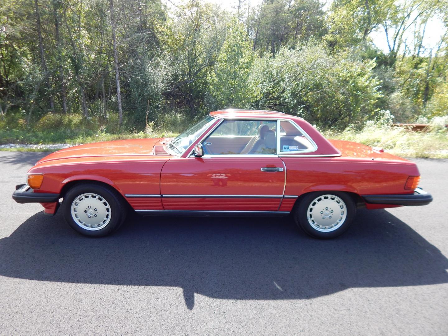 1989 Red /Tan Mercedes-Benz 560 SL convertible (WDBBA48DXKA) with an 5.6L V8 SOHC 16V engine, 4A transmission, located at 6528 Lower York Road, New Hope, PA, 18938, (215) 862-9555, 40.358707, -74.977882 - Here we have a beautiful, ONE OWNER, 1989 Mercedes 560SL. 1989 is the last year of the legendary R107 body style. Options include: 5.5L V8, RWD, automatic transmission, removable hard top, retractable soft top, ABS, power steering, power brakes, limited slip differential, AM/FM/Cassette radio, power- Photo#9