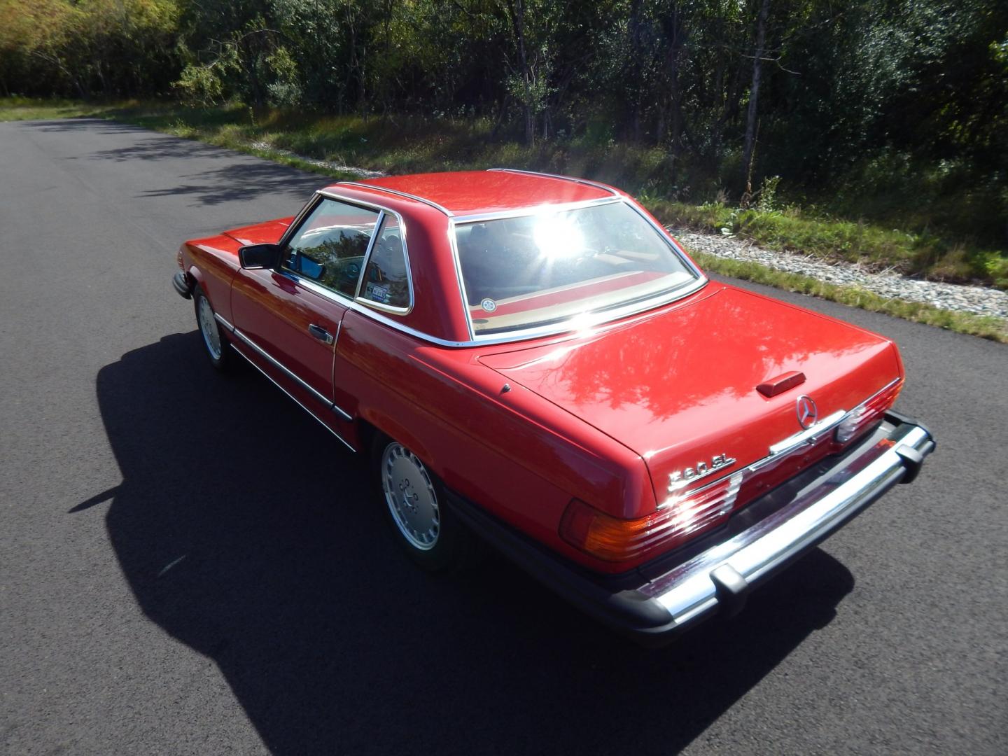 1989 Red /Tan Mercedes-Benz 560 SL convertible (WDBBA48DXKA) with an 5.6L V8 SOHC 16V engine, 4A transmission, located at 6528 Lower York Road, New Hope, PA, 18938, (215) 862-9555, 40.358707, -74.977882 - Here we have a beautiful, ONE OWNER, 1989 Mercedes 560SL. 1989 is the last year of the legendary R107 body style. Options include: 5.5L V8, RWD, automatic transmission, removable hard top, retractable soft top, ABS, power steering, power brakes, limited slip differential, AM/FM/Cassette radio, power- Photo#10