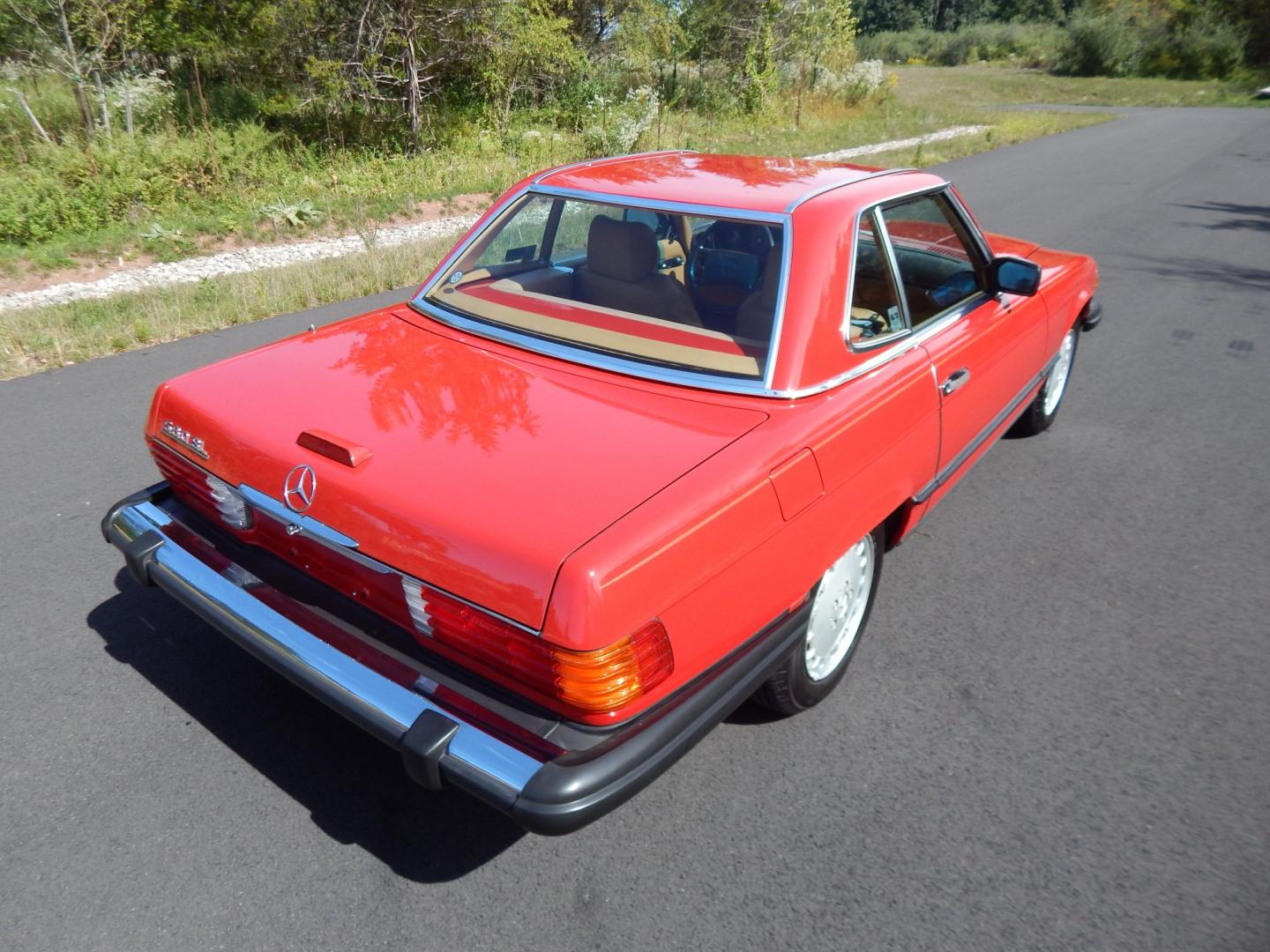 1989 Red /Tan Mercedes-Benz 560 SL convertible (WDBBA48DXKA) with an 5.6L V8 SOHC 16V engine, 4A transmission, located at 6528 Lower York Road, New Hope, PA, 18938, (215) 862-9555, 40.358707, -74.977882 - Here we have a beautiful, ONE OWNER, 1989 Mercedes 560SL. 1989 is the last year of the legendary R107 body style. Options include: 5.5L V8, RWD, automatic transmission, removable hard top, retractable soft top, ABS, power steering, power brakes, limited slip differential, AM/FM/Cassette radio, power- Photo#16