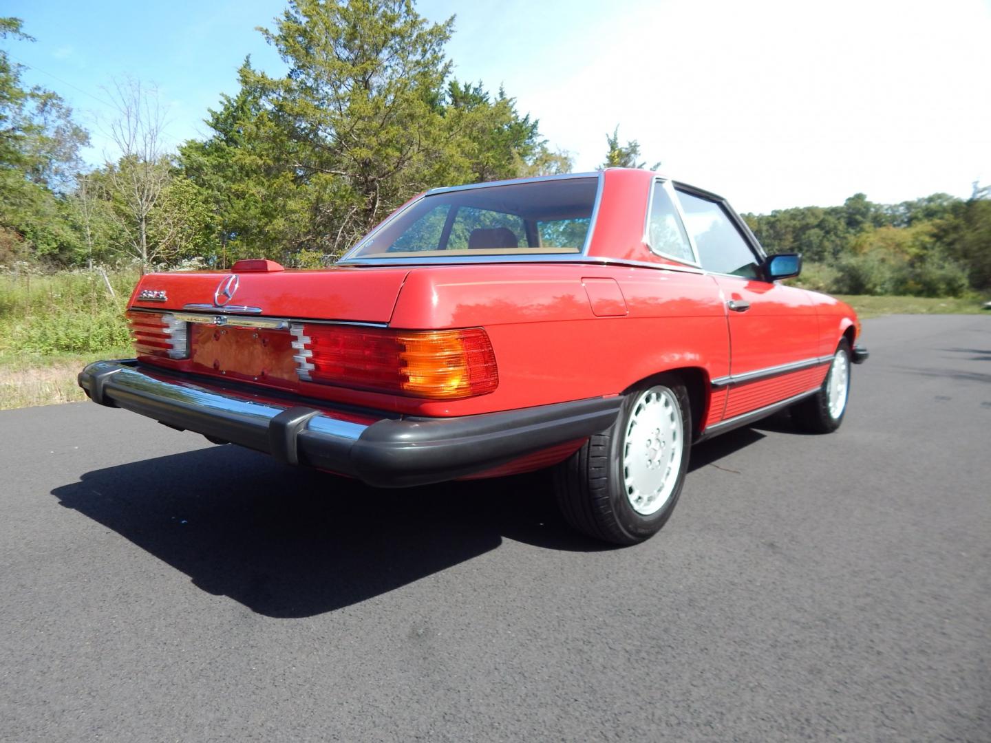 1989 Red /Tan Mercedes-Benz 560 SL convertible (WDBBA48DXKA) with an 5.6L V8 SOHC 16V engine, 4A transmission, located at 6528 Lower York Road, New Hope, PA, 18938, (215) 862-9555, 40.358707, -74.977882 - Here we have a beautiful, ONE OWNER, 1989 Mercedes 560SL. 1989 is the last year of the legendary R107 body style. Options include: 5.5L V8, RWD, automatic transmission, removable hard top, retractable soft top, ABS, power steering, power brakes, limited slip differential, AM/FM/Cassette radio, power- Photo#17