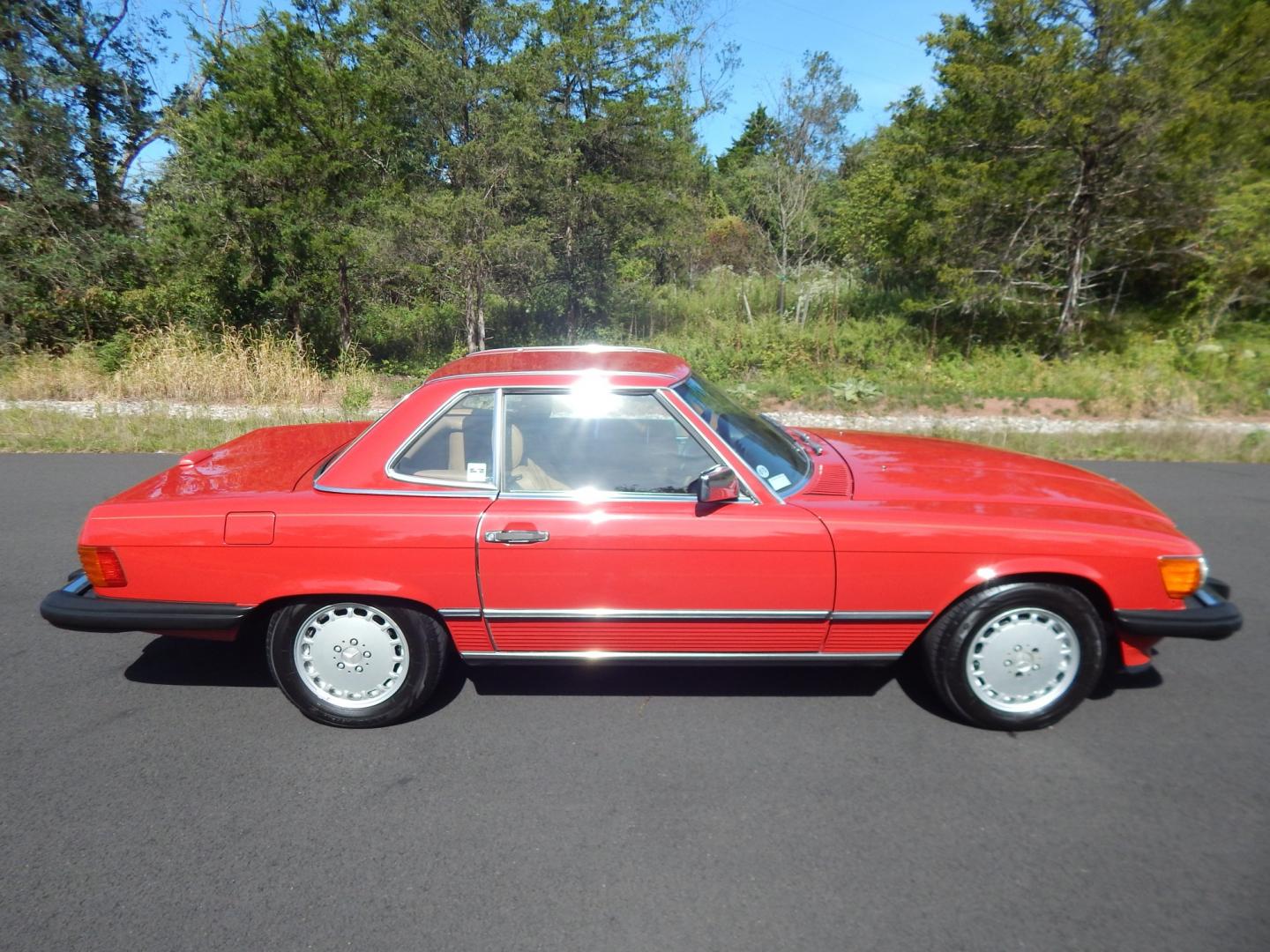 1989 Red /Tan Mercedes-Benz 560 SL convertible (WDBBA48DXKA) with an 5.6L V8 SOHC 16V engine, 4A transmission, located at 6528 Lower York Road, New Hope, PA, 18938, (215) 862-9555, 40.358707, -74.977882 - Here we have a beautiful, ONE OWNER, 1989 Mercedes 560SL. 1989 is the last year of the legendary R107 body style. Options include: 5.5L V8, RWD, automatic transmission, removable hard top, retractable soft top, ABS, power steering, power brakes, limited slip differential, AM/FM/Cassette radio, power- Photo#20