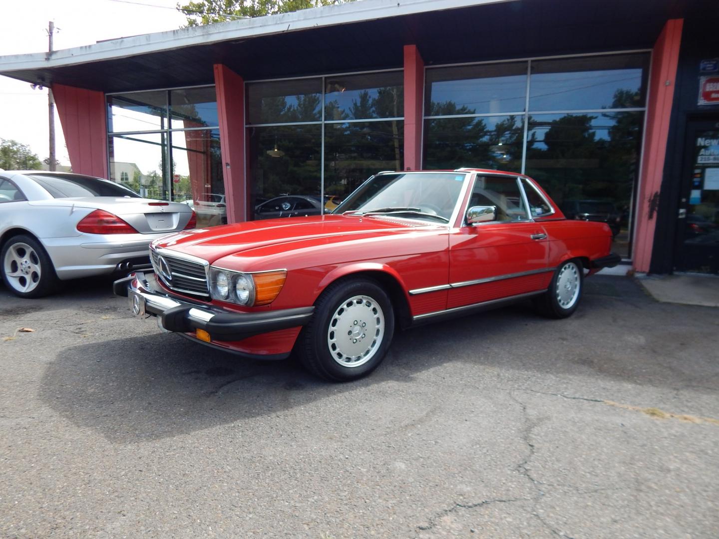1989 Red /Tan Mercedes-Benz 560 SL convertible (WDBBA48DXKA) with an 5.6L V8 SOHC 16V engine, 4A transmission, located at 6528 Lower York Road, New Hope, PA, 18938, (215) 862-9555, 40.358707, -74.977882 - Here we have a beautiful, ONE OWNER, 1989 Mercedes 560SL. 1989 is the last year of the legendary R107 body style. Options include: 5.5L V8, RWD, automatic transmission, removable hard top, retractable soft top, ABS, power steering, power brakes, limited slip differential, AM/FM/Cassette radio, power- Photo#5