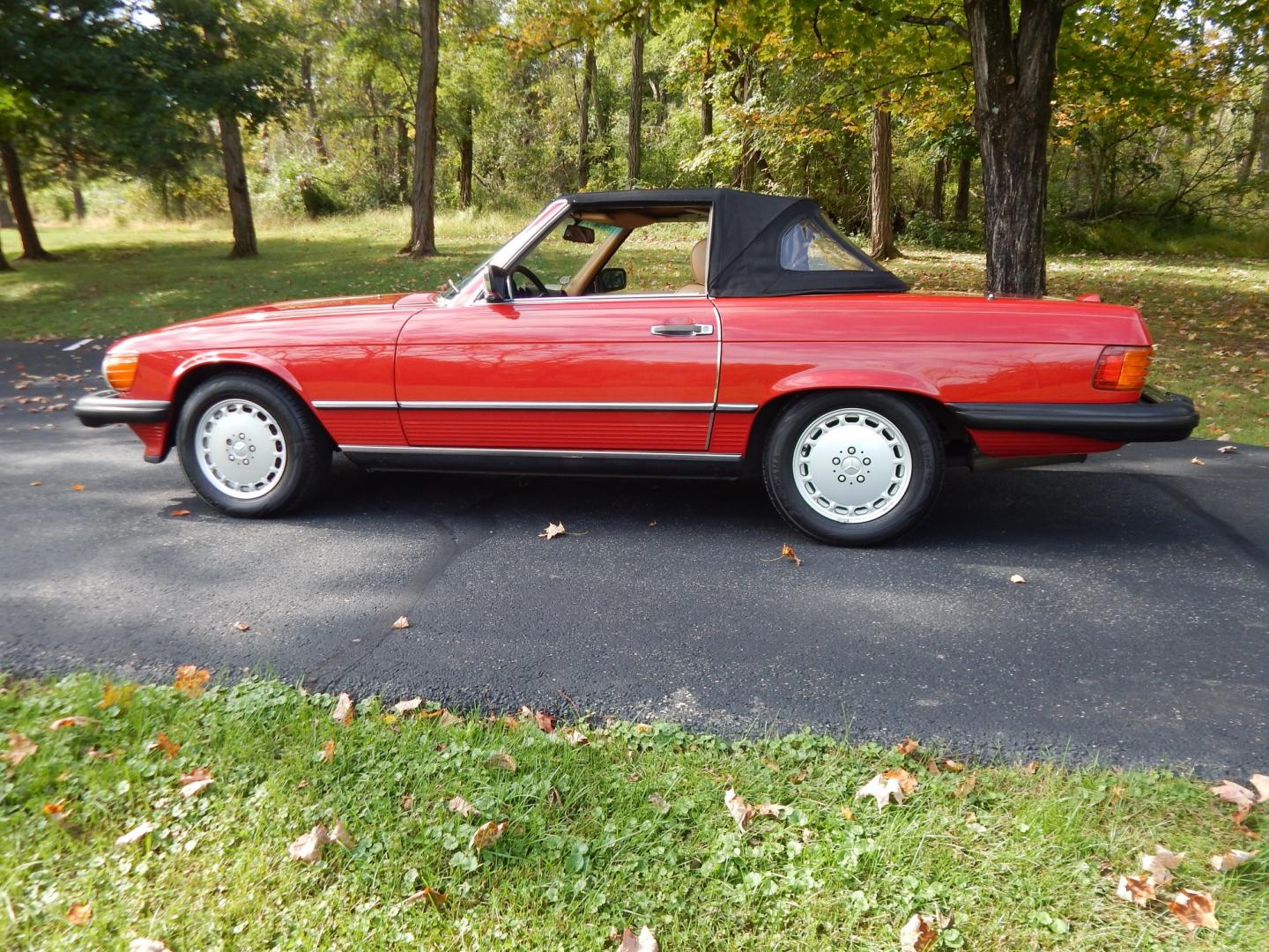 1989 Red /Tan Mercedes-Benz 560 SL convertible (WDBBA48DXKA) with an 5.6L V8 SOHC 16V engine, 4A transmission, located at 6528 Lower York Road, New Hope, PA, 18938, (215) 862-9555, 40.358707, -74.977882 - Here we have a beautiful, ONE OWNER, 1989 Mercedes 560SL. 1989 is the last year of the legendary R107 body style. Options include: 5.5L V8, RWD, automatic transmission, removable hard top, retractable soft top, ABS, power steering, power brakes, limited slip differential, AM/FM/Cassette radio, power- Photo#0