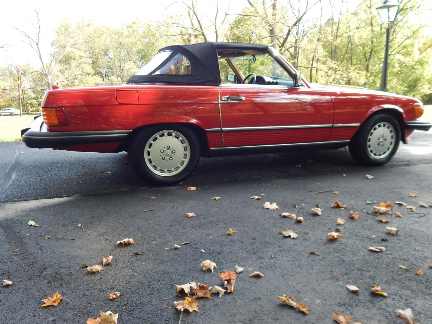 1989 Red /Tan Mercedes-Benz 560 SL convertible (WDBBA48DXKA) with an 5.6L V8 SOHC 16V engine, 4A transmission, located at 6528 Lower York Road, New Hope, PA, 18938, (215) 862-9555, 40.358707, -74.977882 - Here we have a beautiful, ONE OWNER, 1989 Mercedes 560SL. 1989 is the last year of the legendary R107 body style. Options include: 5.5L V8, RWD, automatic transmission, removable hard top, retractable soft top, ABS, power steering, power brakes, limited slip differential, AM/FM/Cassette radio, power- Photo#2
