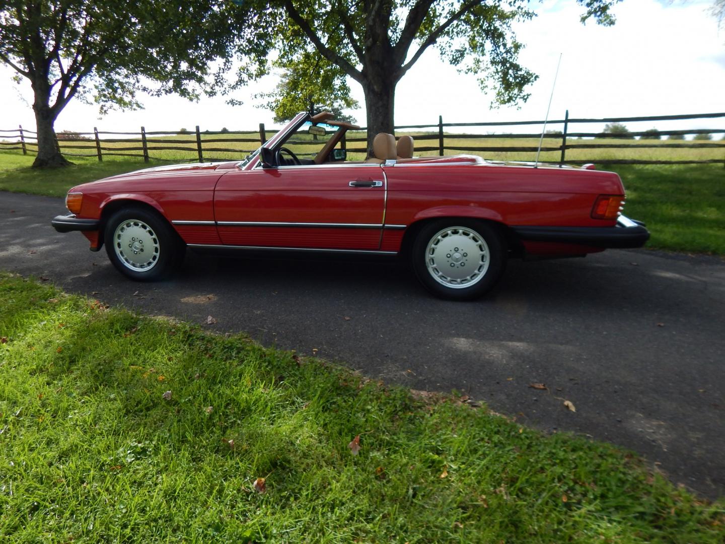 1989 Red /Tan Mercedes-Benz 560 SL convertible (WDBBA48DXKA) with an 5.6L V8 SOHC 16V engine, 4A transmission, located at 6528 Lower York Road, New Hope, PA, 18938, (215) 862-9555, 40.358707, -74.977882 - Here we have a beautiful, ONE OWNER, 1989 Mercedes 560SL. 1989 is the last year of the legendary R107 body style. Options include: 5.5L V8, RWD, automatic transmission, removable hard top, retractable soft top, ABS, power steering, power brakes, limited slip differential, AM/FM/Cassette radio, power- Photo#44