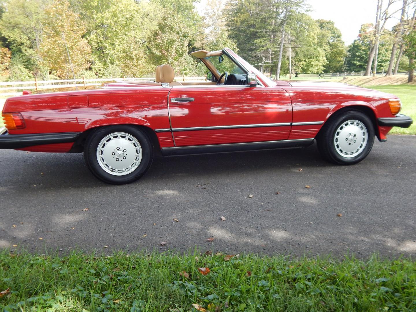 1989 Red /Tan Mercedes-Benz 560 SL convertible (WDBBA48DXKA) with an 5.6L V8 SOHC 16V engine, 4A transmission, located at 6528 Lower York Road, New Hope, PA, 18938, (215) 862-9555, 40.358707, -74.977882 - Here we have a beautiful, ONE OWNER, 1989 Mercedes 560SL. 1989 is the last year of the legendary R107 body style. Options include: 5.5L V8, RWD, automatic transmission, removable hard top, retractable soft top, ABS, power steering, power brakes, limited slip differential, AM/FM/Cassette radio, power- Photo#3