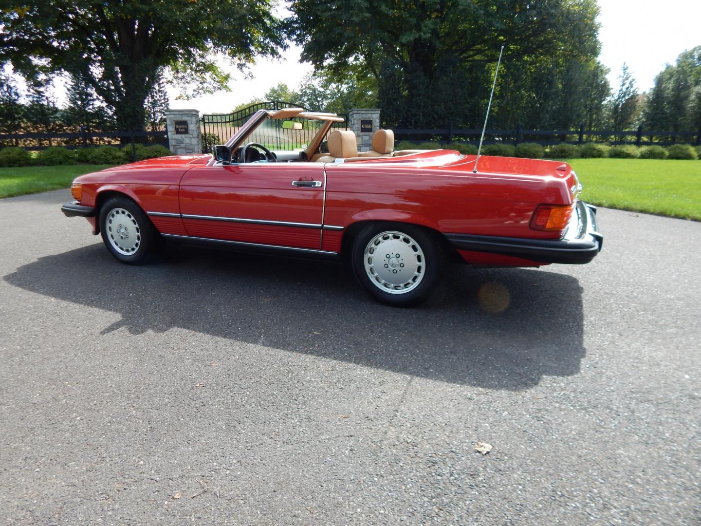 1989 Red /Tan Mercedes-Benz 560 SL convertible (WDBBA48DXKA) with an 5.6L V8 SOHC 16V engine, 4A transmission, located at 6528 Lower York Road, New Hope, PA, 18938, (215) 862-9555, 40.358707, -74.977882 - Here we have a beautiful, ONE OWNER, 1989 Mercedes 560SL. 1989 is the last year of the legendary R107 body style. Options include: 5.5L V8, RWD, automatic transmission, removable hard top, retractable soft top, ABS, power steering, power brakes, limited slip differential, AM/FM/Cassette radio, power- Photo#8