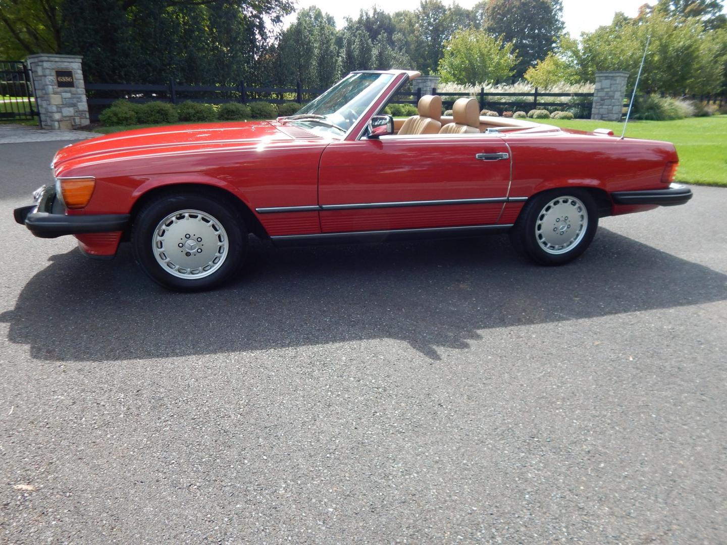 1989 Red /Tan Mercedes-Benz 560 SL convertible (WDBBA48DXKA) with an 5.6L V8 SOHC 16V engine, 4A transmission, located at 6528 Lower York Road, New Hope, PA, 18938, (215) 862-9555, 40.358707, -74.977882 - Here we have a beautiful, ONE OWNER, 1989 Mercedes 560SL. 1989 is the last year of the legendary R107 body style. Options include: 5.5L V8, RWD, automatic transmission, removable hard top, retractable soft top, ABS, power steering, power brakes, limited slip differential, AM/FM/Cassette radio, power- Photo#18