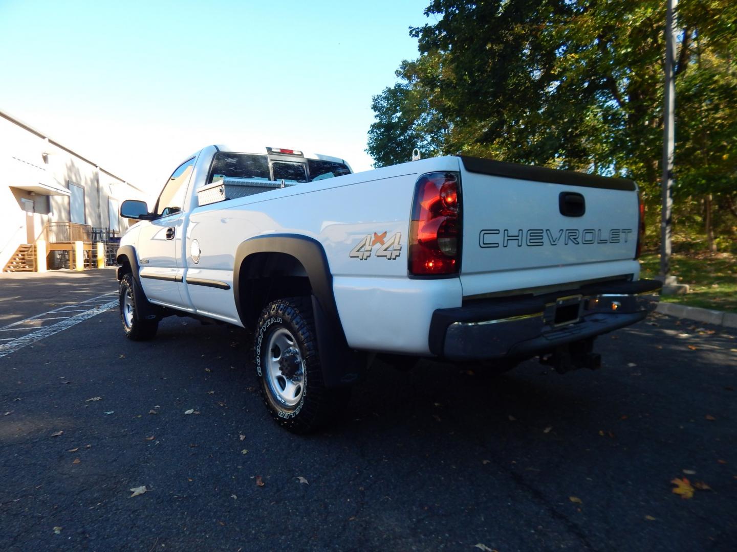 2006 White /Gray Chevrolet Silverado 2500HD LS 4WD (1GCHK24U86E) with an 6.0L V8 OHV 16V engine, Automatic transmission, located at 6528 Lower York Road, New Hope, PA, 18938, (215) 862-9555, 40.358707, -74.977882 - Here we have a ONE OWNER, beautifully kept, Chevy Silverado 2500HD with a 6.0L V8 putting power to the ground via an 4x4 automatic transmission. Options include: gray cloth, manual moving seats/windows/locks/mirrors, Kenwood radio with Kenwood speakers, dual climate controls, Journey trailer brake s- Photo#2