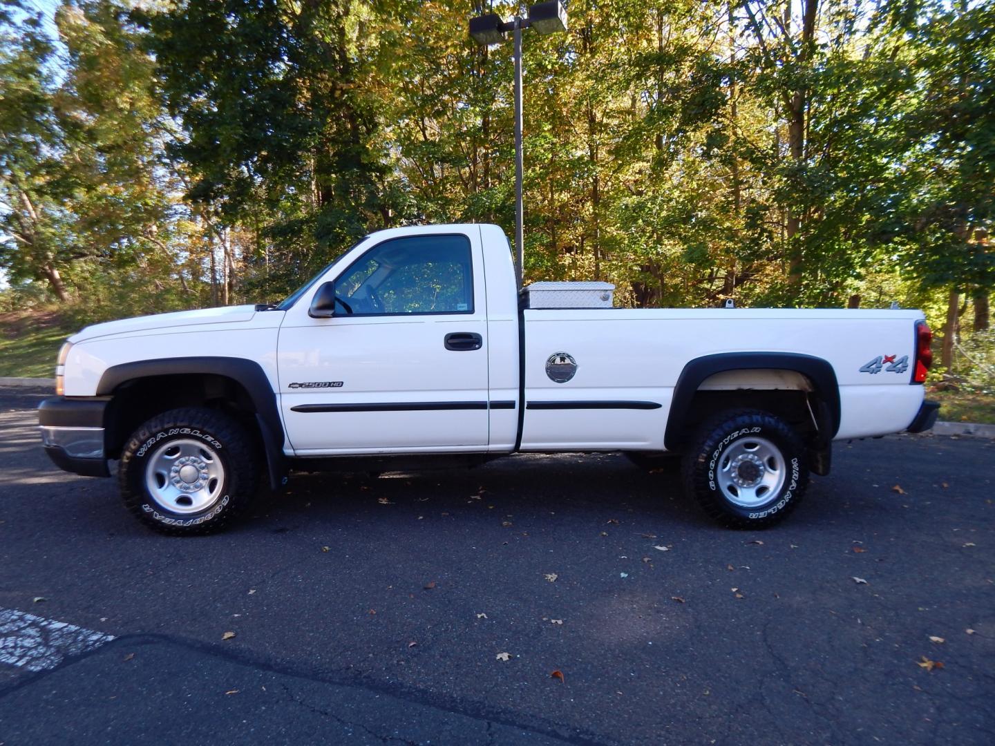 2006 White /Gray Chevrolet Silverado 2500HD LS 4WD (1GCHK24U86E) with an 6.0L V8 OHV 16V engine, Automatic transmission, located at 6528 Lower York Road, New Hope, PA, 18938, (215) 862-9555, 40.358707, -74.977882 - Here we have a ONE OWNER, beautifully kept, Chevy Silverado 2500HD with a 6.0L V8 putting power to the ground via an 4x4 automatic transmission. Options include: gray cloth, manual moving seats/windows/locks/mirrors, Kenwood radio with Kenwood speakers, dual climate controls, Journey trailer brake s- Photo#1