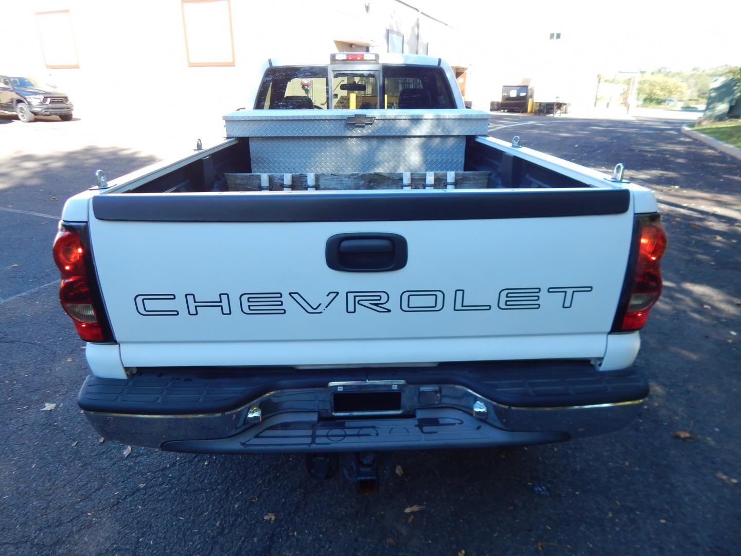 2006 White /Gray Chevrolet Silverado 2500HD LS 4WD (1GCHK24U86E) with an 6.0L V8 OHV 16V engine, Automatic transmission, located at 6528 Lower York Road, New Hope, PA, 18938, (215) 862-9555, 40.358707, -74.977882 - Here we have a ONE OWNER, beautifully kept, Chevy Silverado 2500HD with a 6.0L V8 putting power to the ground via an 4x4 automatic transmission. Options include: gray cloth, manual moving seats/windows/locks/mirrors, Kenwood radio with Kenwood speakers, dual climate controls, Journey trailer brake s- Photo#3