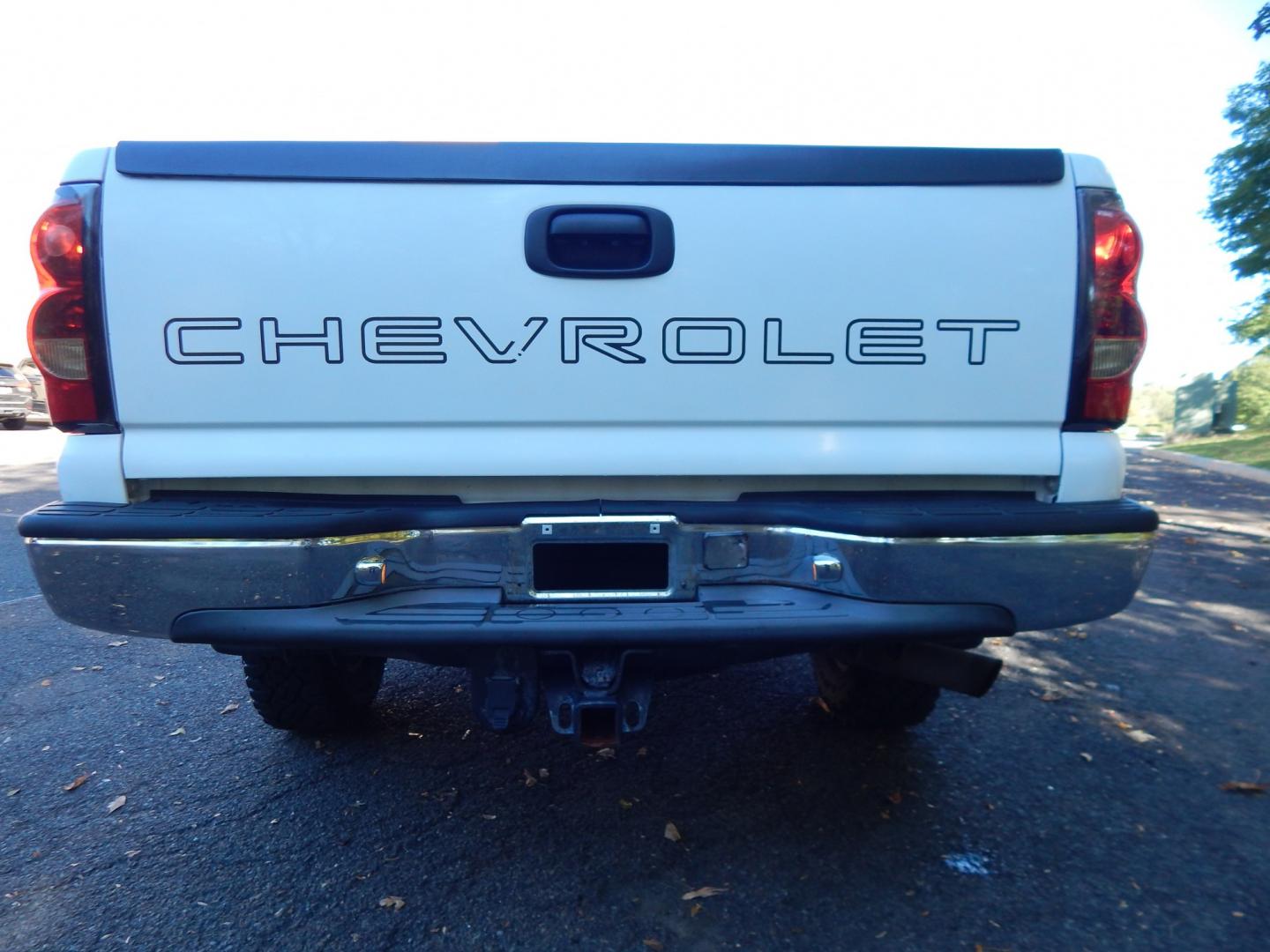 2006 White /Gray Chevrolet Silverado 2500HD LS 4WD (1GCHK24U86E) with an 6.0L V8 OHV 16V engine, Automatic transmission, located at 6528 Lower York Road, New Hope, PA, 18938, (215) 862-9555, 40.358707, -74.977882 - Here we have a ONE OWNER, beautifully kept, Chevy Silverado 2500HD with a 6.0L V8 putting power to the ground via an 4x4 automatic transmission. Options include: gray cloth, manual moving seats/windows/locks/mirrors, Kenwood radio with Kenwood speakers, dual climate controls, Journey trailer brake s- Photo#4