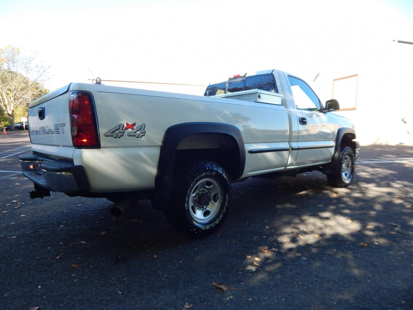 2006 White /Gray Chevrolet Silverado 2500HD LS 4WD (1GCHK24U86E) with an 6.0L V8 OHV 16V engine, Automatic transmission, located at 6528 Lower York Road, New Hope, PA, 18938, (215) 862-9555, 40.358707, -74.977882 - Here we have a ONE OWNER, beautifully kept, Chevy Silverado 2500HD with a 6.0L V8 putting power to the ground via an 4x4 automatic transmission. Options include: gray cloth, manual moving seats/windows/locks/mirrors, Kenwood radio with Kenwood speakers, dual climate controls, Journey trailer brake s- Photo#5