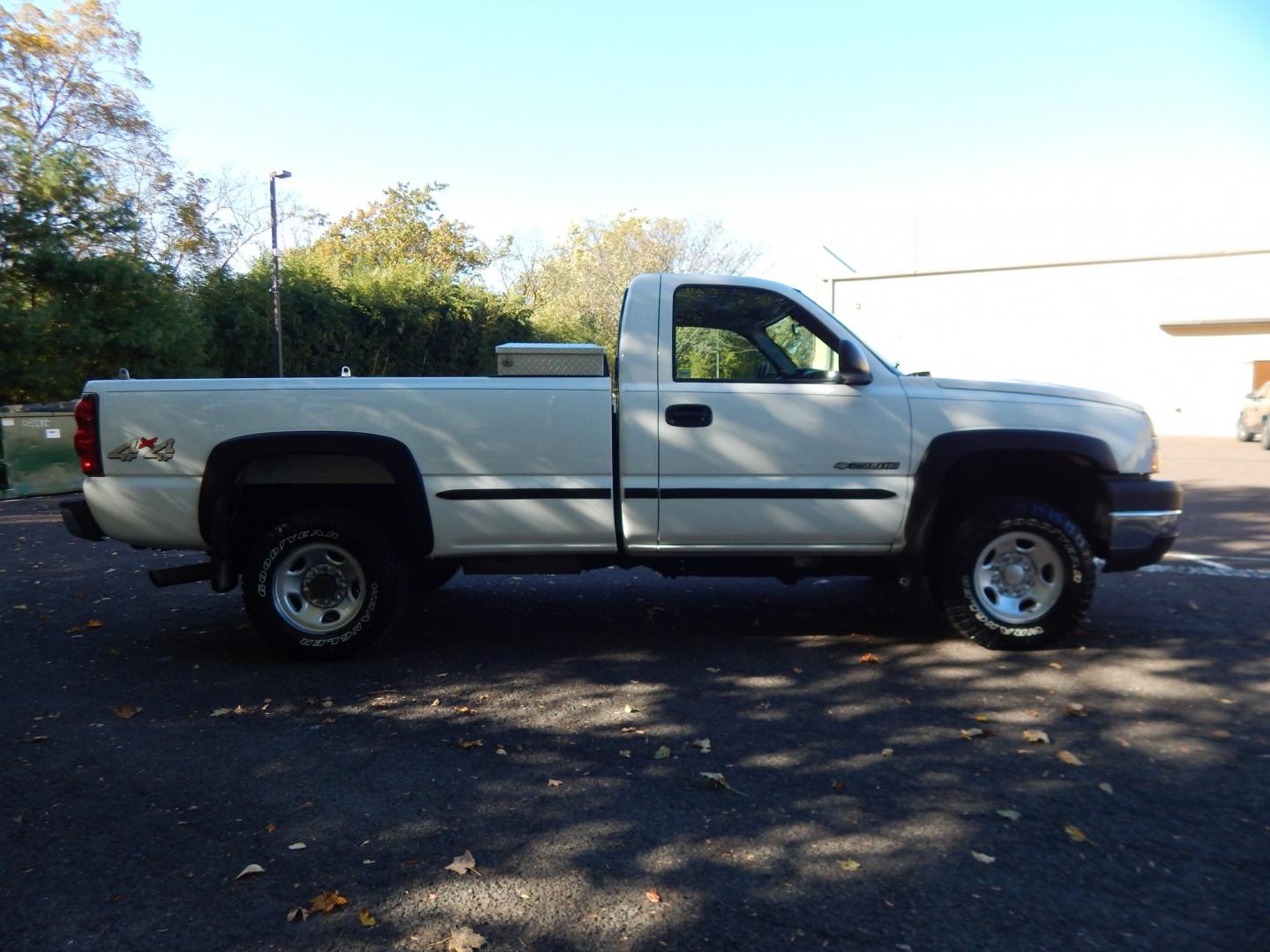 2006 White /Gray Chevrolet Silverado 2500HD LS 4WD (1GCHK24U86E) with an 6.0L V8 OHV 16V engine, Automatic transmission, located at 6528 Lower York Road, New Hope, PA, 18938, (215) 862-9555, 40.358707, -74.977882 - Here we have a ONE OWNER, beautifully kept, Chevy Silverado 2500HD with a 6.0L V8 putting power to the ground via an 4x4 automatic transmission. Options include: gray cloth, manual moving seats/windows/locks/mirrors, Kenwood radio with Kenwood speakers, dual climate controls, Journey trailer brake s- Photo#6