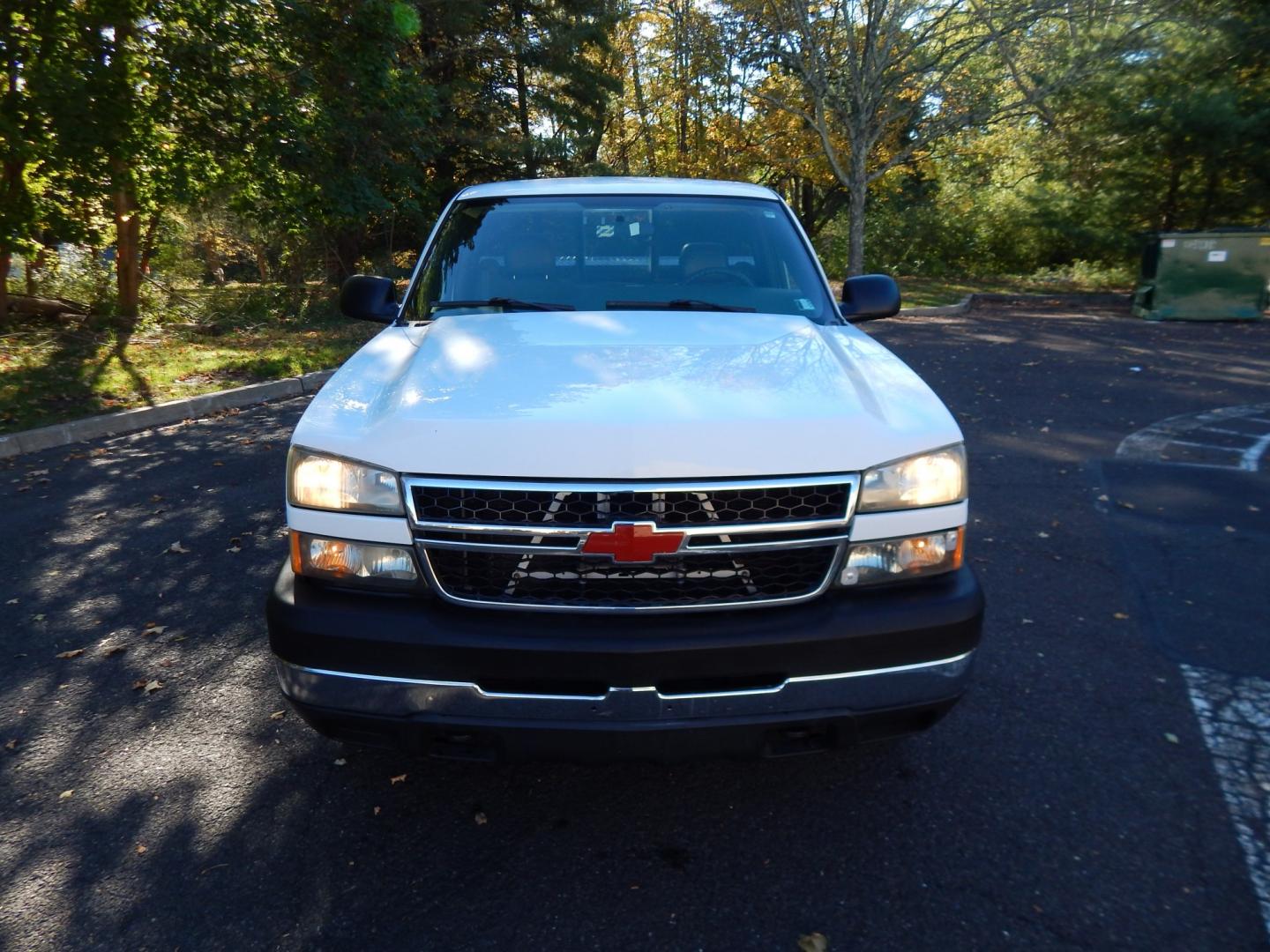 2006 White /Gray Chevrolet Silverado 2500HD LS 4WD (1GCHK24U86E) with an 6.0L V8 OHV 16V engine, Automatic transmission, located at 6528 Lower York Road, New Hope, PA, 18938, (215) 862-9555, 40.358707, -74.977882 - Here we have a ONE OWNER, beautifully kept, Chevy Silverado 2500HD with a 6.0L V8 putting power to the ground via an 4x4 automatic transmission. Options include: gray cloth, manual moving seats/windows/locks/mirrors, Kenwood radio with Kenwood speakers, dual climate controls, Journey trailer brake s- Photo#8