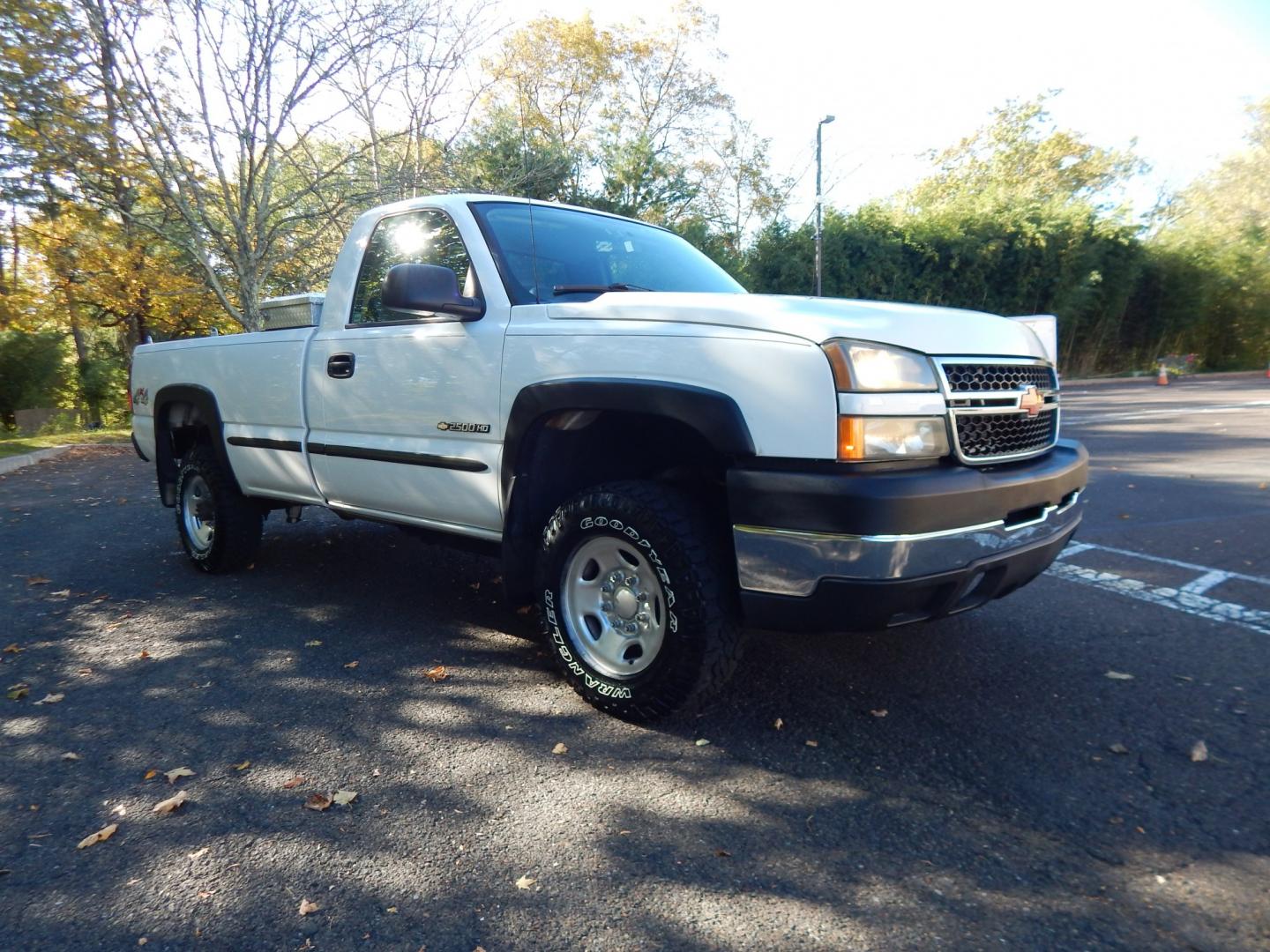 2006 White /Gray Chevrolet Silverado 2500HD LS 4WD (1GCHK24U86E) with an 6.0L V8 OHV 16V engine, Automatic transmission, located at 6528 Lower York Road, New Hope, PA, 18938, (215) 862-9555, 40.358707, -74.977882 - Here we have a ONE OWNER, beautifully kept, Chevy Silverado 2500HD with a 6.0L V8 putting power to the ground via an 4x4 automatic transmission. Options include: gray cloth, manual moving seats/windows/locks/mirrors, Kenwood radio with Kenwood speakers, dual climate controls, Journey trailer brake s- Photo#7