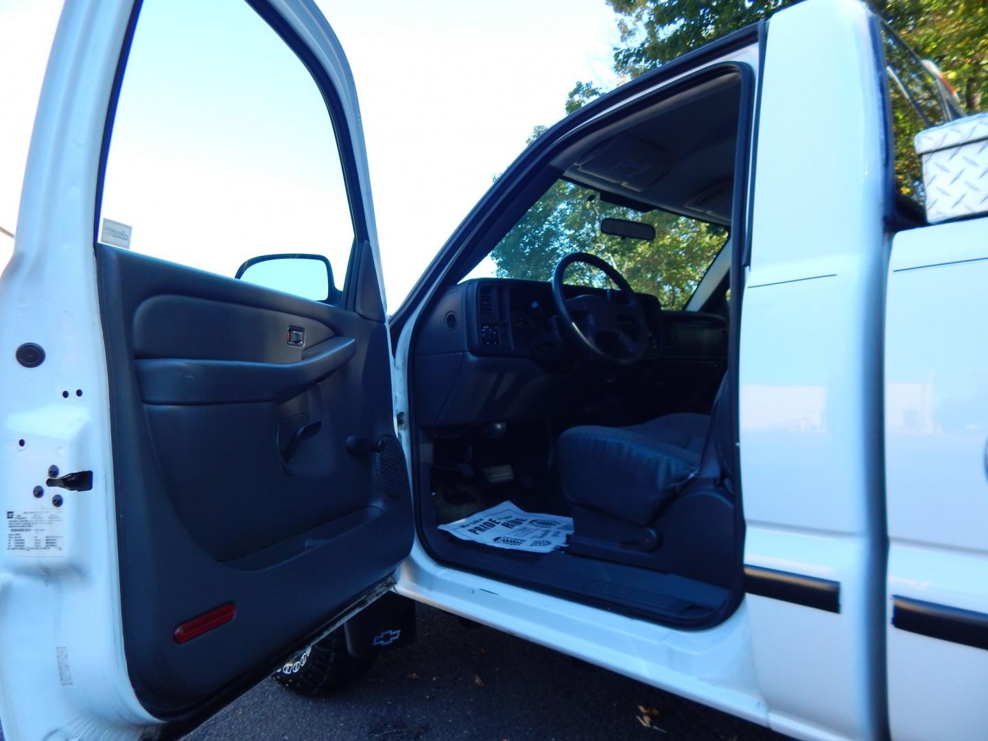 2006 White /Gray Chevrolet Silverado 2500HD LS 4WD (1GCHK24U86E) with an 6.0L V8 OHV 16V engine, Automatic transmission, located at 6528 Lower York Road, New Hope, PA, 18938, (215) 862-9555, 40.358707, -74.977882 - Here we have a ONE OWNER, beautifully kept, Chevy Silverado 2500HD with a 6.0L V8 putting power to the ground via an 4x4 automatic transmission. Options include: gray cloth, manual moving seats/windows/locks/mirrors, Kenwood radio with Kenwood speakers, dual climate controls, Journey trailer brake s- Photo#11