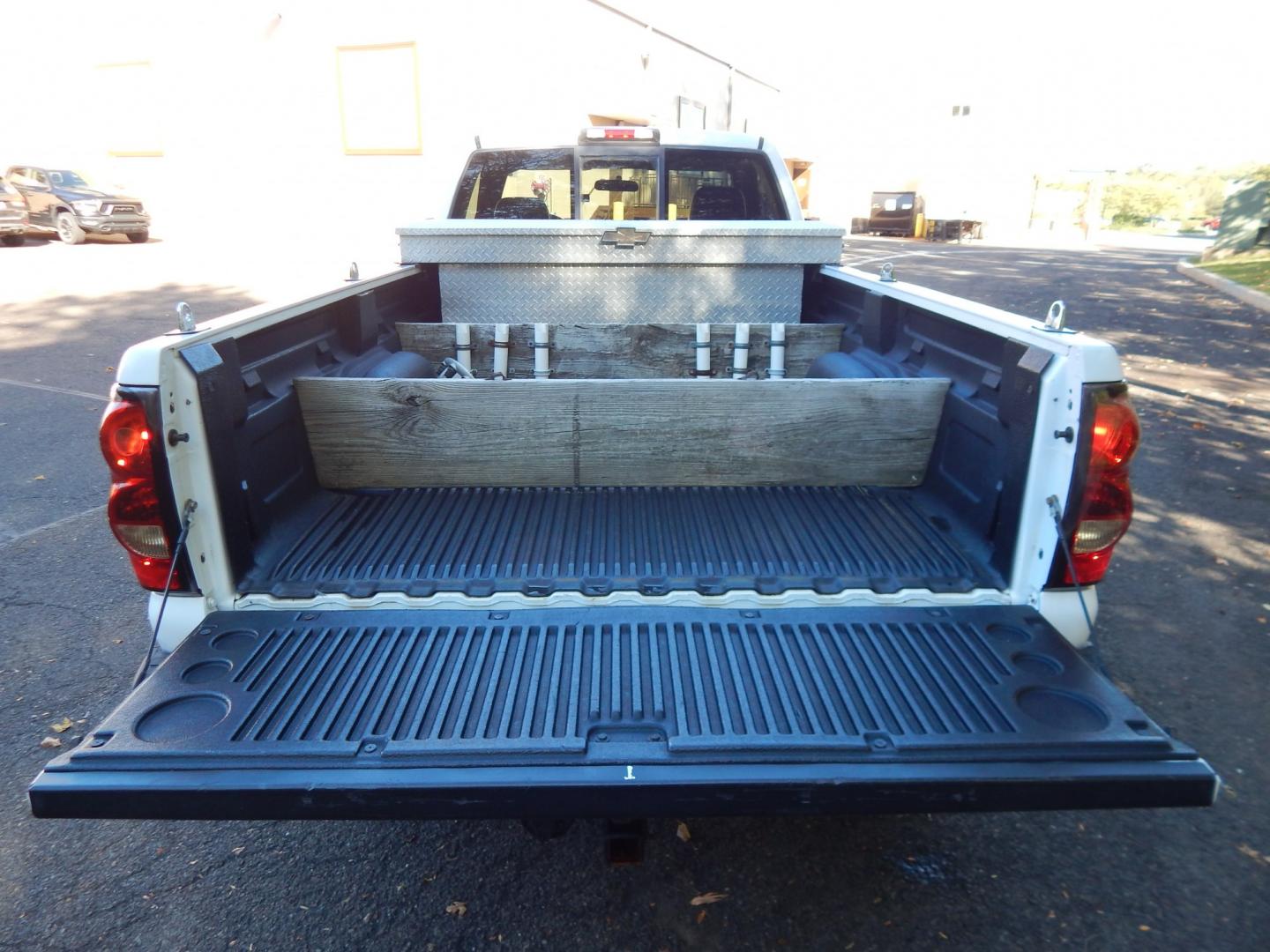 2006 White /Gray Chevrolet Silverado 2500HD LS 4WD (1GCHK24U86E) with an 6.0L V8 OHV 16V engine, Automatic transmission, located at 6528 Lower York Road, New Hope, PA, 18938, (215) 862-9555, 40.358707, -74.977882 - Here we have a ONE OWNER, beautifully kept, Chevy Silverado 2500HD with a 6.0L V8 putting power to the ground via an 4x4 automatic transmission. Options include: gray cloth, manual moving seats/windows/locks/mirrors, Kenwood radio with Kenwood speakers, dual climate controls, Journey trailer brake s- Photo#10