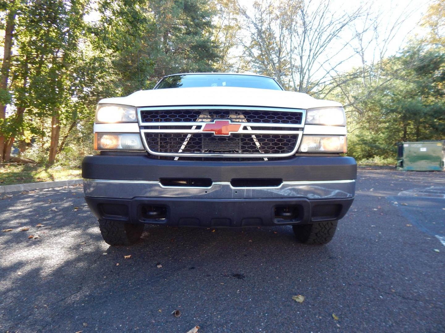 2006 White /Gray Chevrolet Silverado 2500HD LS 4WD (1GCHK24U86E) with an 6.0L V8 OHV 16V engine, Automatic transmission, located at 6528 Lower York Road, New Hope, PA, 18938, (215) 862-9555, 40.358707, -74.977882 - Here we have a ONE OWNER, beautifully kept, Chevy Silverado 2500HD with a 6.0L V8 putting power to the ground via an 4x4 automatic transmission. Options include: gray cloth, manual moving seats/windows/locks/mirrors, Kenwood radio with Kenwood speakers, dual climate controls, Journey trailer brake s- Photo#9