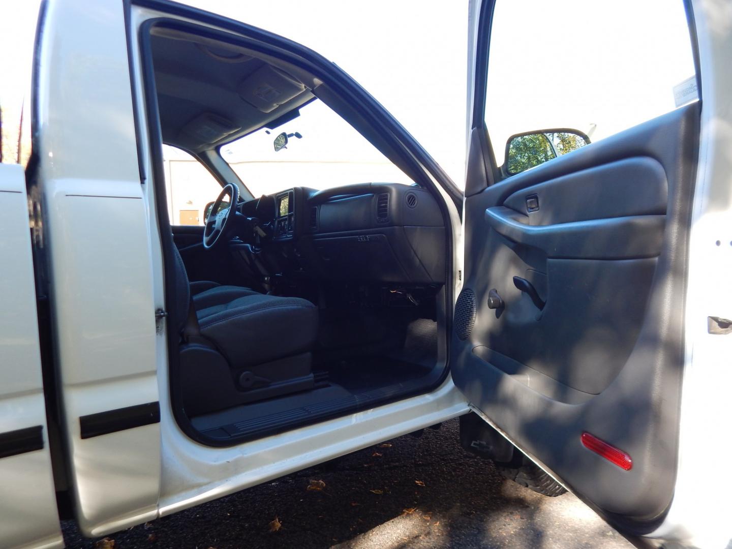2006 White /Gray Chevrolet Silverado 2500HD LS 4WD (1GCHK24U86E) with an 6.0L V8 OHV 16V engine, Automatic transmission, located at 6528 Lower York Road, New Hope, PA, 18938, (215) 862-9555, 40.358707, -74.977882 - Here we have a ONE OWNER, beautifully kept, Chevy Silverado 2500HD with a 6.0L V8 putting power to the ground via an 4x4 automatic transmission. Options include: gray cloth, manual moving seats/windows/locks/mirrors, Kenwood radio with Kenwood speakers, dual climate controls, Journey trailer brake s- Photo#14