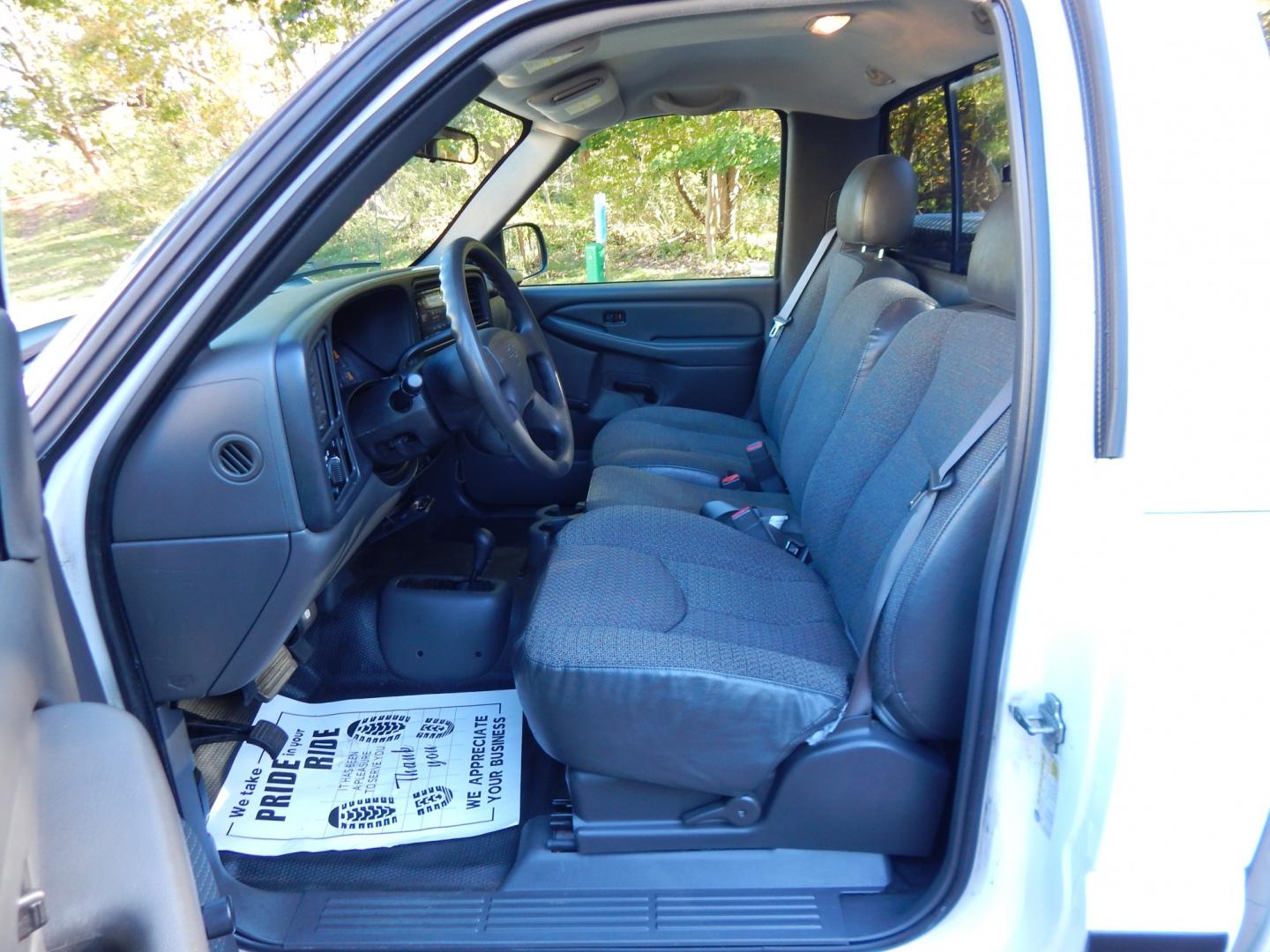 2006 White /Gray Chevrolet Silverado 2500HD LS 4WD (1GCHK24U86E) with an 6.0L V8 OHV 16V engine, Automatic transmission, located at 6528 Lower York Road, New Hope, PA, 18938, (215) 862-9555, 40.358707, -74.977882 - Here we have a ONE OWNER, beautifully kept, Chevy Silverado 2500HD with a 6.0L V8 putting power to the ground via an 4x4 automatic transmission. Options include: gray cloth, manual moving seats/windows/locks/mirrors, Kenwood radio with Kenwood speakers, dual climate controls, Journey trailer brake s- Photo#12