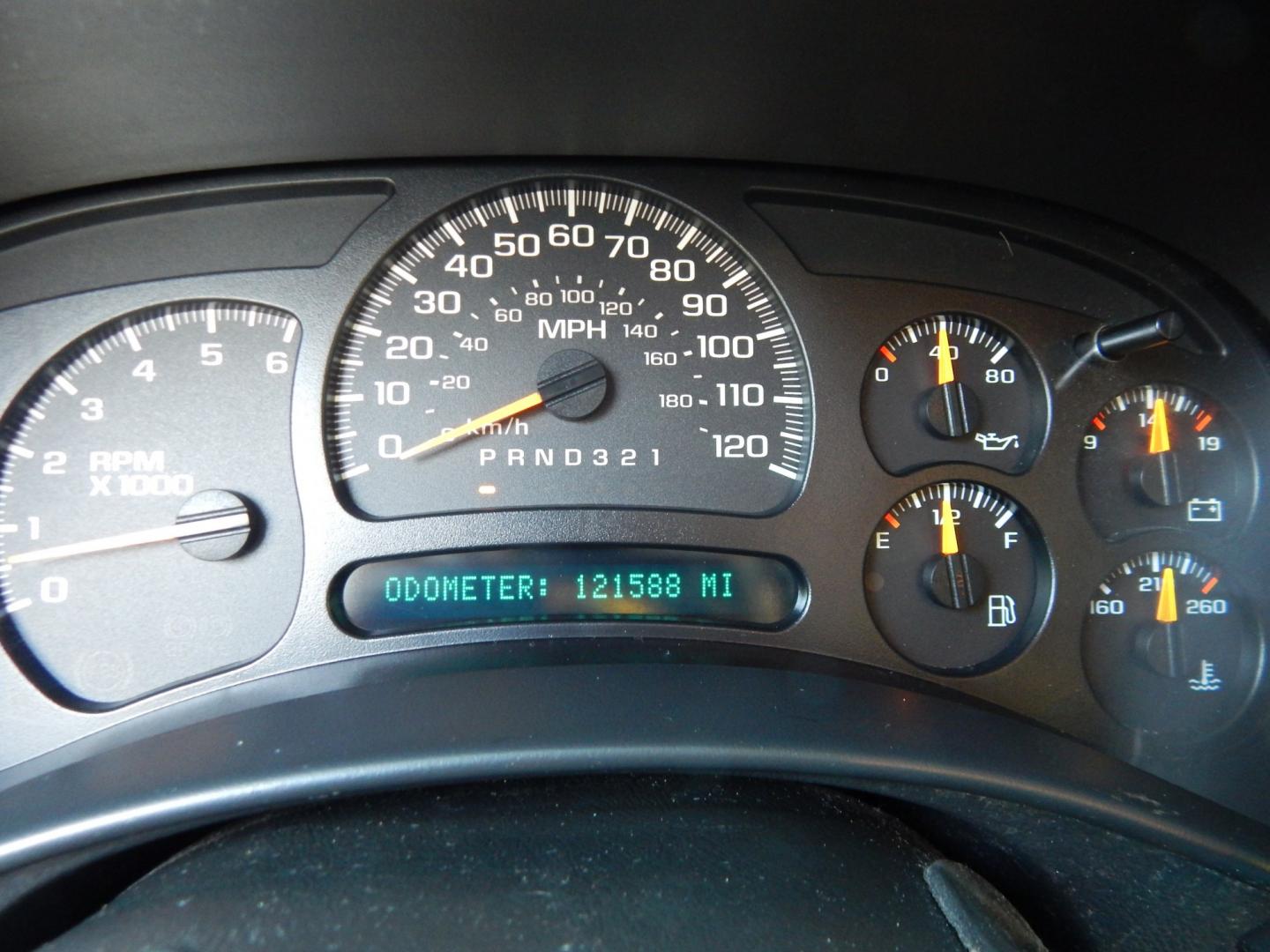 2006 White /Gray Chevrolet Silverado 2500HD LS 4WD (1GCHK24U86E) with an 6.0L V8 OHV 16V engine, Automatic transmission, located at 6528 Lower York Road, New Hope, PA, 18938, (215) 862-9555, 40.358707, -74.977882 - Here we have a ONE OWNER, beautifully kept, Chevy Silverado 2500HD with a 6.0L V8 putting power to the ground via an 4x4 automatic transmission. Options include: gray cloth, manual moving seats/windows/locks/mirrors, Kenwood radio with Kenwood speakers, dual climate controls, Journey trailer brake s- Photo#17
