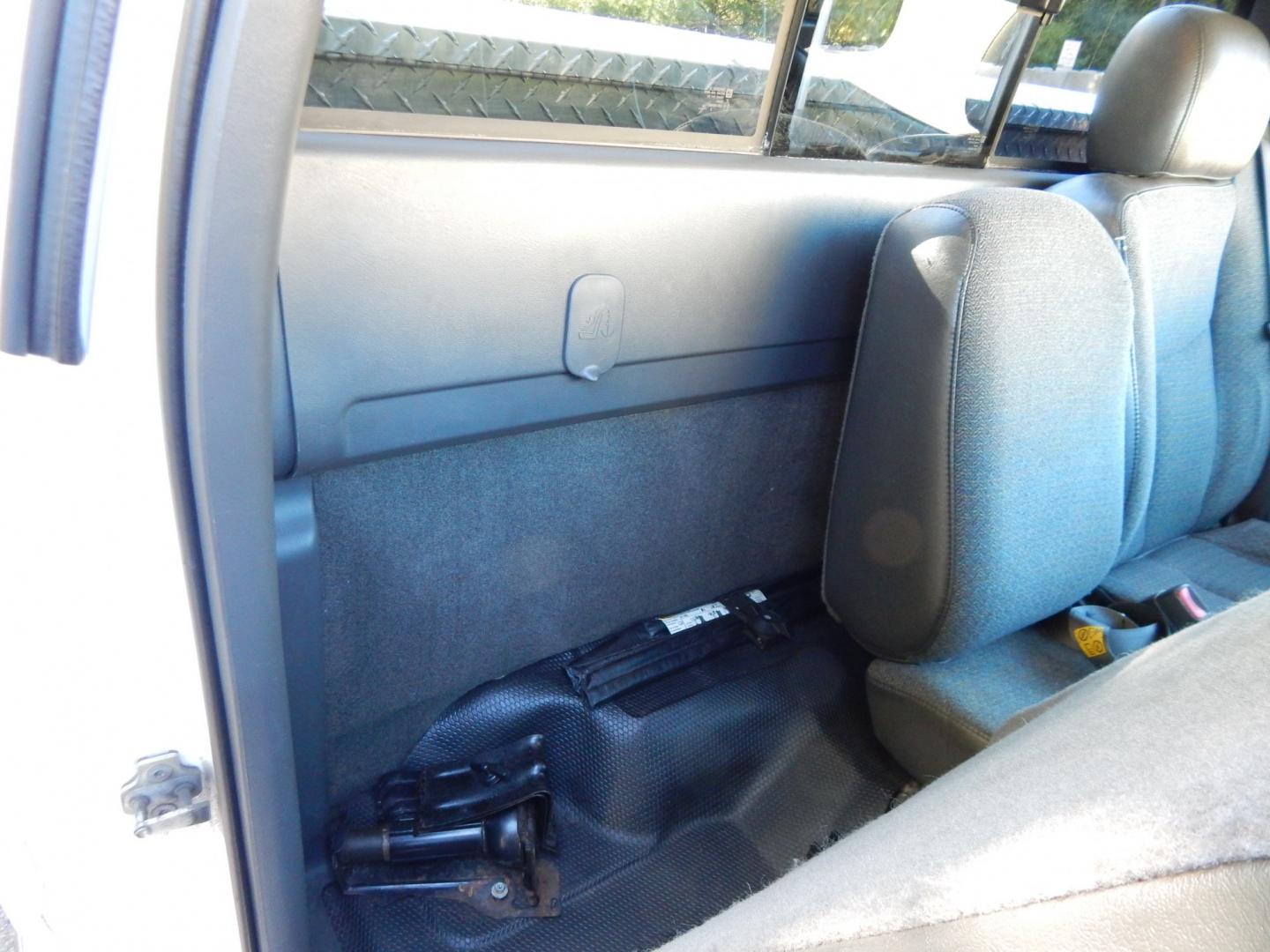 2006 White /Gray Chevrolet Silverado 2500HD LS 4WD (1GCHK24U86E) with an 6.0L V8 OHV 16V engine, Automatic transmission, located at 6528 Lower York Road, New Hope, PA, 18938, (215) 862-9555, 40.358707, -74.977882 - Here we have a ONE OWNER, beautifully kept, Chevy Silverado 2500HD with a 6.0L V8 putting power to the ground via an 4x4 automatic transmission. Options include: gray cloth, manual moving seats/windows/locks/mirrors, Kenwood radio with Kenwood speakers, dual climate controls, Journey trailer brake s- Photo#16