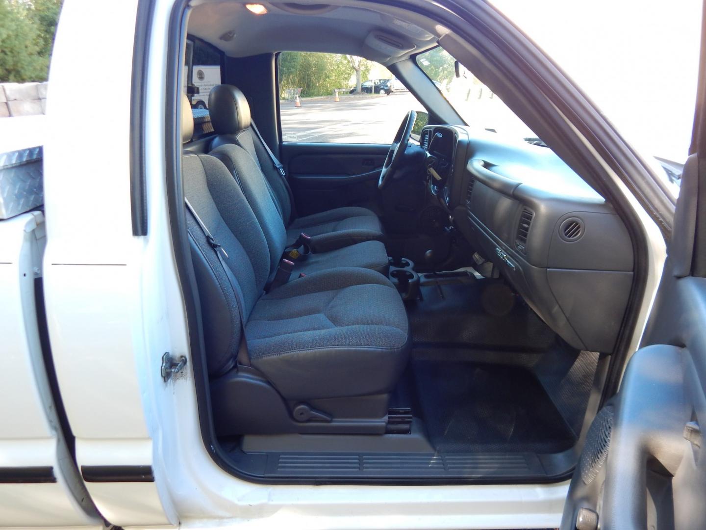 2006 White /Gray Chevrolet Silverado 2500HD LS 4WD (1GCHK24U86E) with an 6.0L V8 OHV 16V engine, Automatic transmission, located at 6528 Lower York Road, New Hope, PA, 18938, (215) 862-9555, 40.358707, -74.977882 - Here we have a ONE OWNER, beautifully kept, Chevy Silverado 2500HD with a 6.0L V8 putting power to the ground via an 4x4 automatic transmission. Options include: gray cloth, manual moving seats/windows/locks/mirrors, Kenwood radio with Kenwood speakers, dual climate controls, Journey trailer brake s- Photo#15