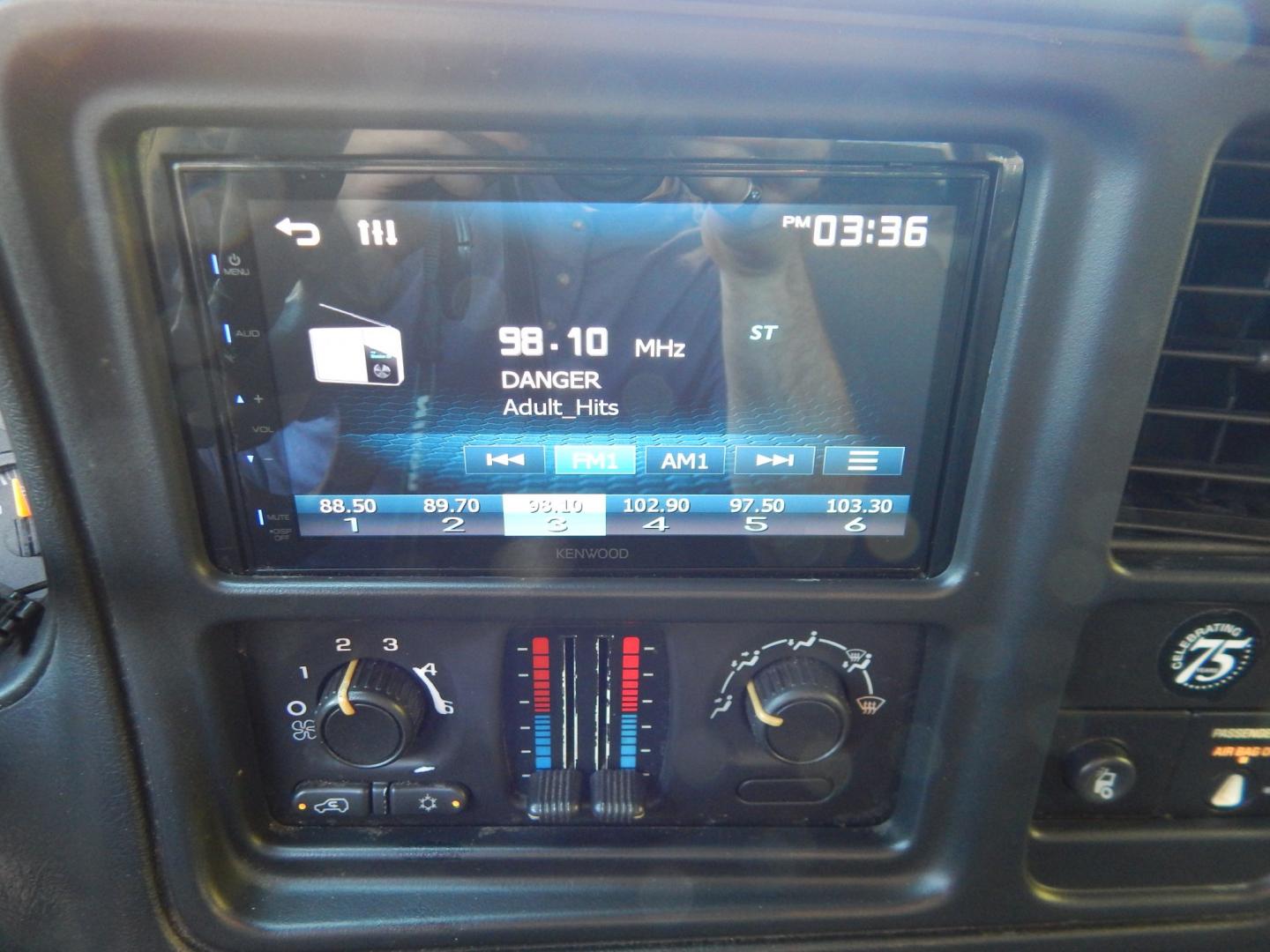 2006 White /Gray Chevrolet Silverado 2500HD LS 4WD (1GCHK24U86E) with an 6.0L V8 OHV 16V engine, Automatic transmission, located at 6528 Lower York Road, New Hope, PA, 18938, (215) 862-9555, 40.358707, -74.977882 - Here we have a ONE OWNER, beautifully kept, Chevy Silverado 2500HD with a 6.0L V8 putting power to the ground via an 4x4 automatic transmission. Options include: gray cloth, manual moving seats/windows/locks/mirrors, Kenwood radio with Kenwood speakers, dual climate controls, Journey trailer brake s- Photo#18