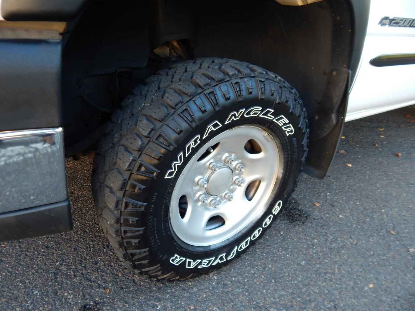 2006 White /Gray Chevrolet Silverado 2500HD LS 4WD (1GCHK24U86E) with an 6.0L V8 OHV 16V engine, Automatic transmission, located at 6528 Lower York Road, New Hope, PA, 18938, (215) 862-9555, 40.358707, -74.977882 - Here we have a ONE OWNER, beautifully kept, Chevy Silverado 2500HD with a 6.0L V8 putting power to the ground via an 4x4 automatic transmission. Options include: gray cloth, manual moving seats/windows/locks/mirrors, Kenwood radio with Kenwood speakers, dual climate controls, Journey trailer brake s- Photo#22