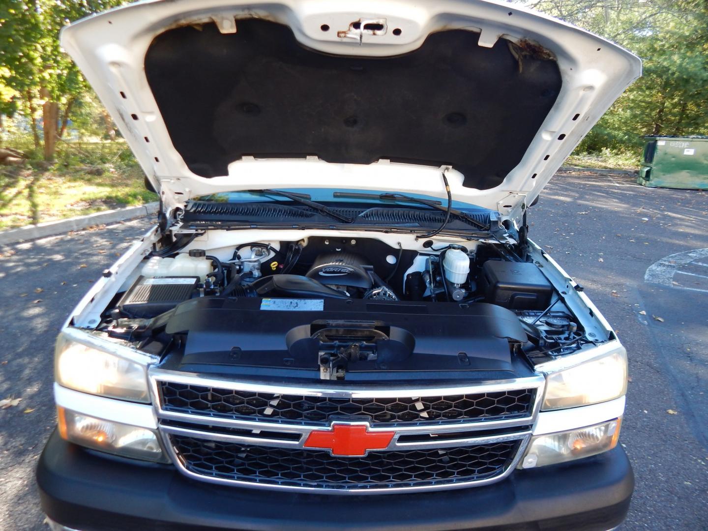 2006 White /Gray Chevrolet Silverado 2500HD LS 4WD (1GCHK24U86E) with an 6.0L V8 OHV 16V engine, Automatic transmission, located at 6528 Lower York Road, New Hope, PA, 18938, (215) 862-9555, 40.358707, -74.977882 - Here we have a ONE OWNER, beautifully kept, Chevy Silverado 2500HD with a 6.0L V8 putting power to the ground via an 4x4 automatic transmission. Options include: gray cloth, manual moving seats/windows/locks/mirrors, Kenwood radio with Kenwood speakers, dual climate controls, Journey trailer brake s- Photo#27